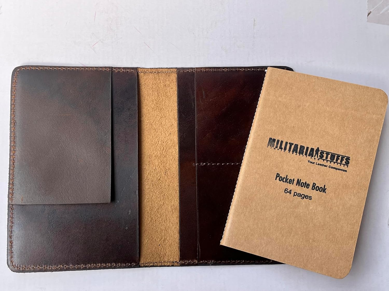 Detalle de MILITARIA STUFFS レザージャーナルカバー Field Notes・Moleskine Cahier対応 詰め替え式