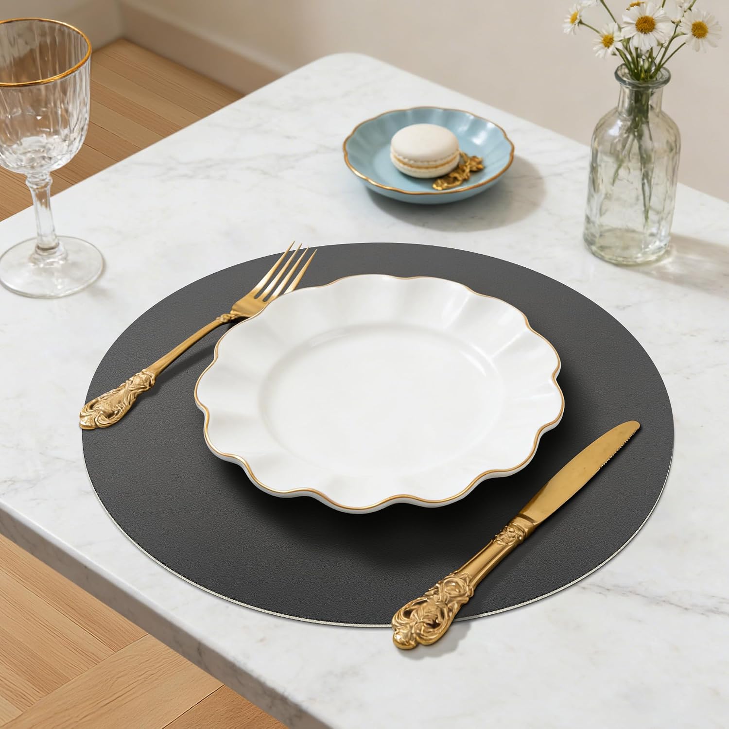 Detalle de KitchenBoss Sets de Table Ø 38 cm – Lot de 6, Dessous de Table et Verre en Similicuir Charcoal Grey + Beige