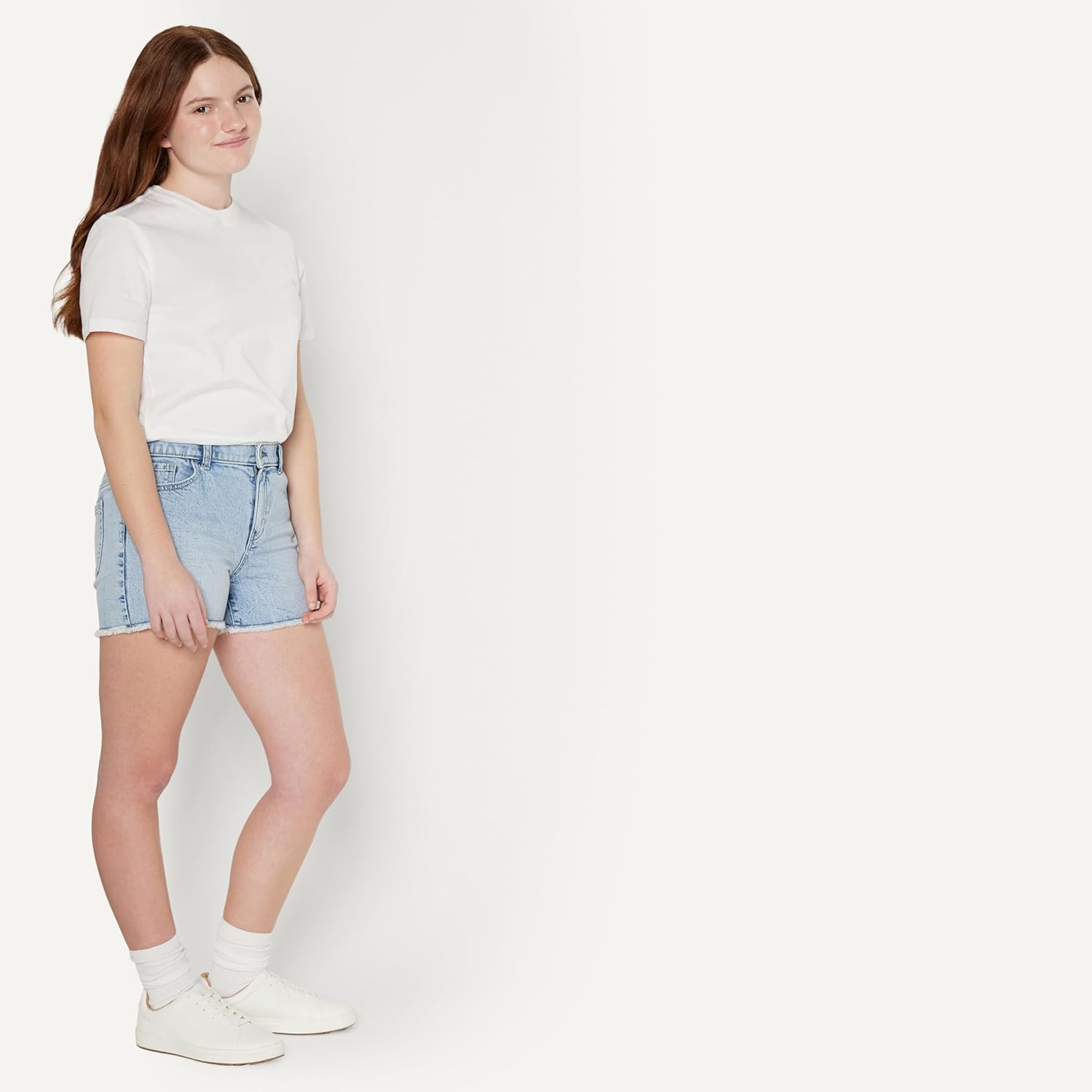 Thumbnail 1 de Amazon Essentials Mädchen Jeansshorts – Mittlerer Stretchanteil, Mittelhoher Bund, Offener Saum