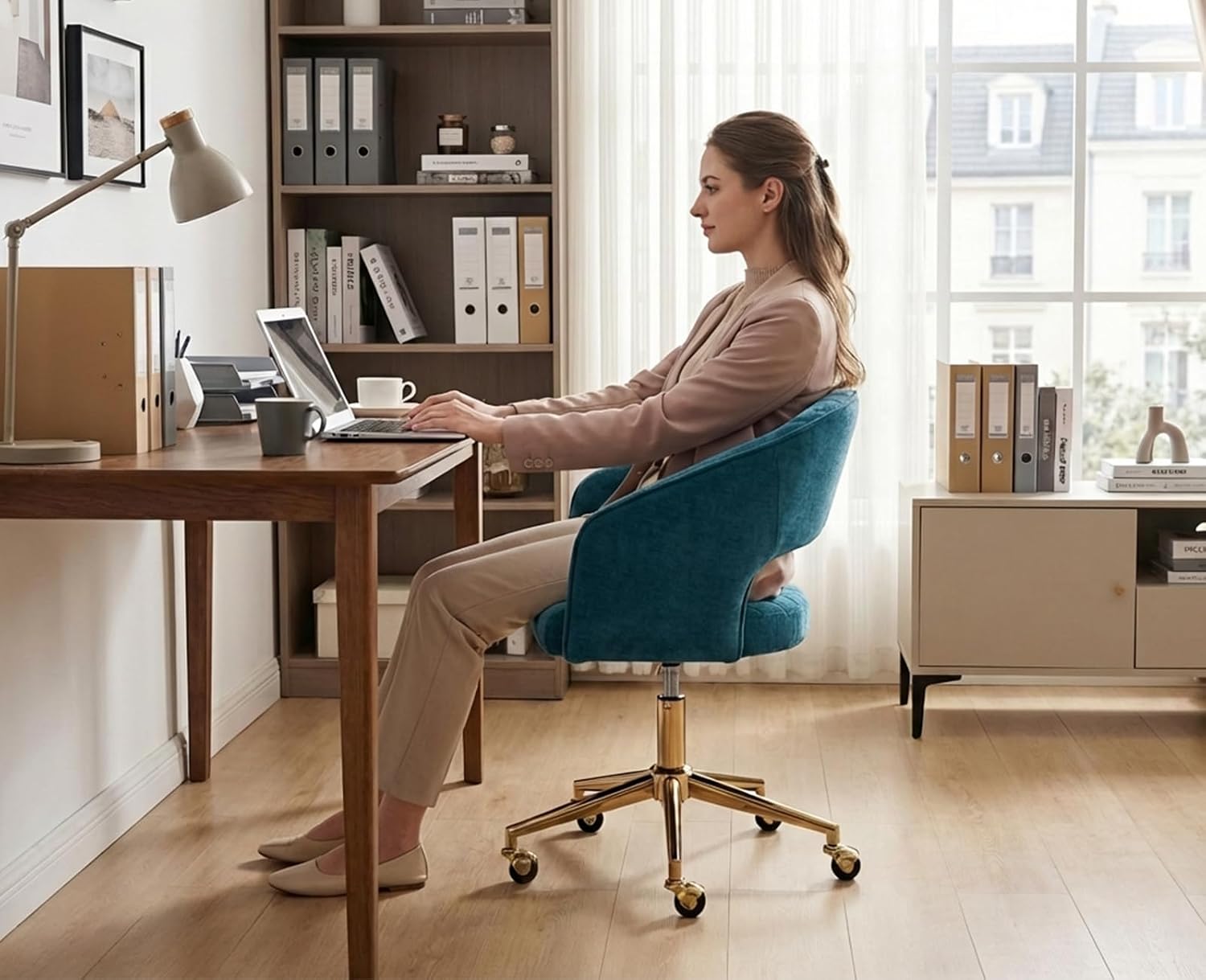 Detalle de chairus 001 bureaustoel in blauwgroene chenille met open rug en draaifunctie