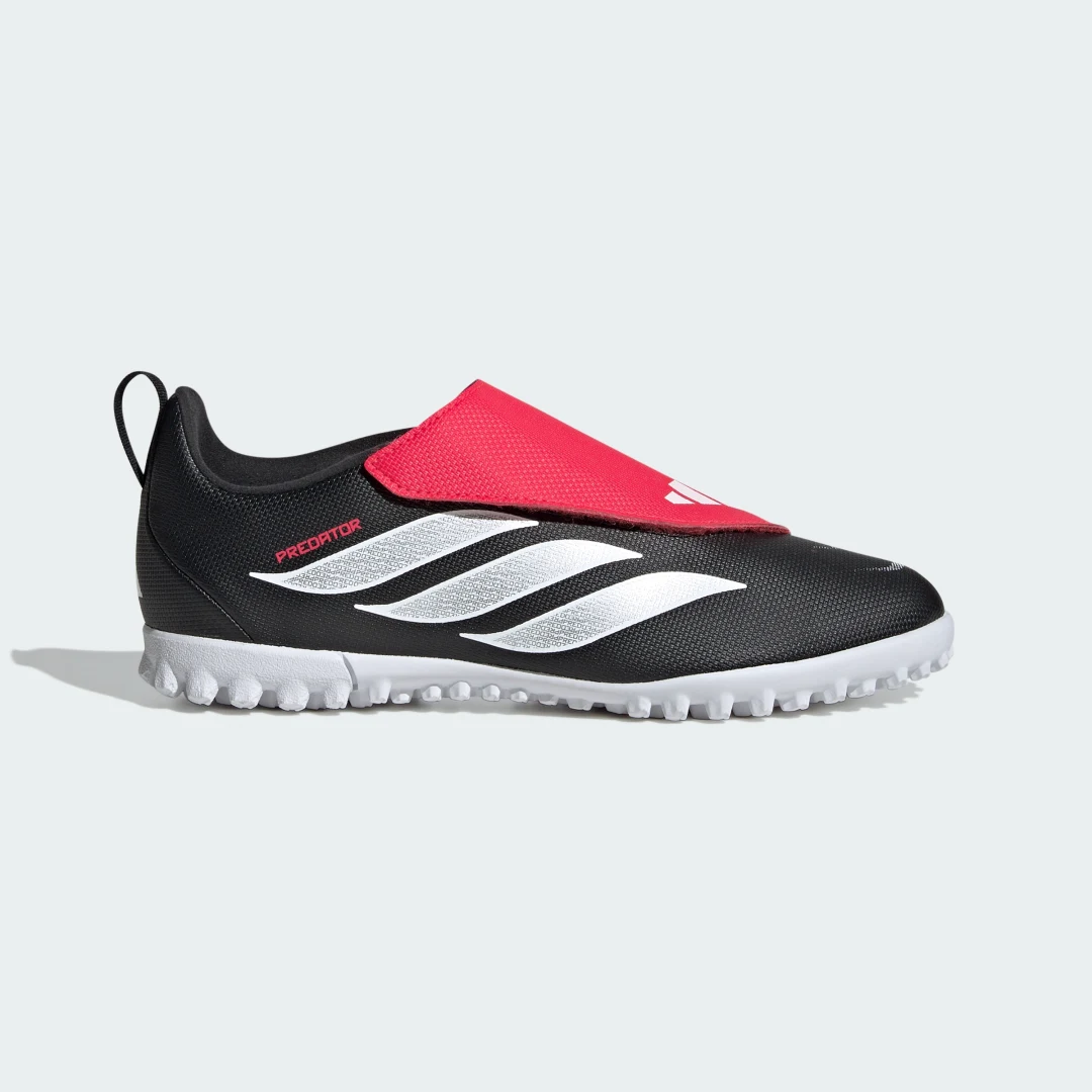 Detalle de Zapatilla Adidas Predator Club moqueta: fútbol casual con lengüeta plegable y velcro