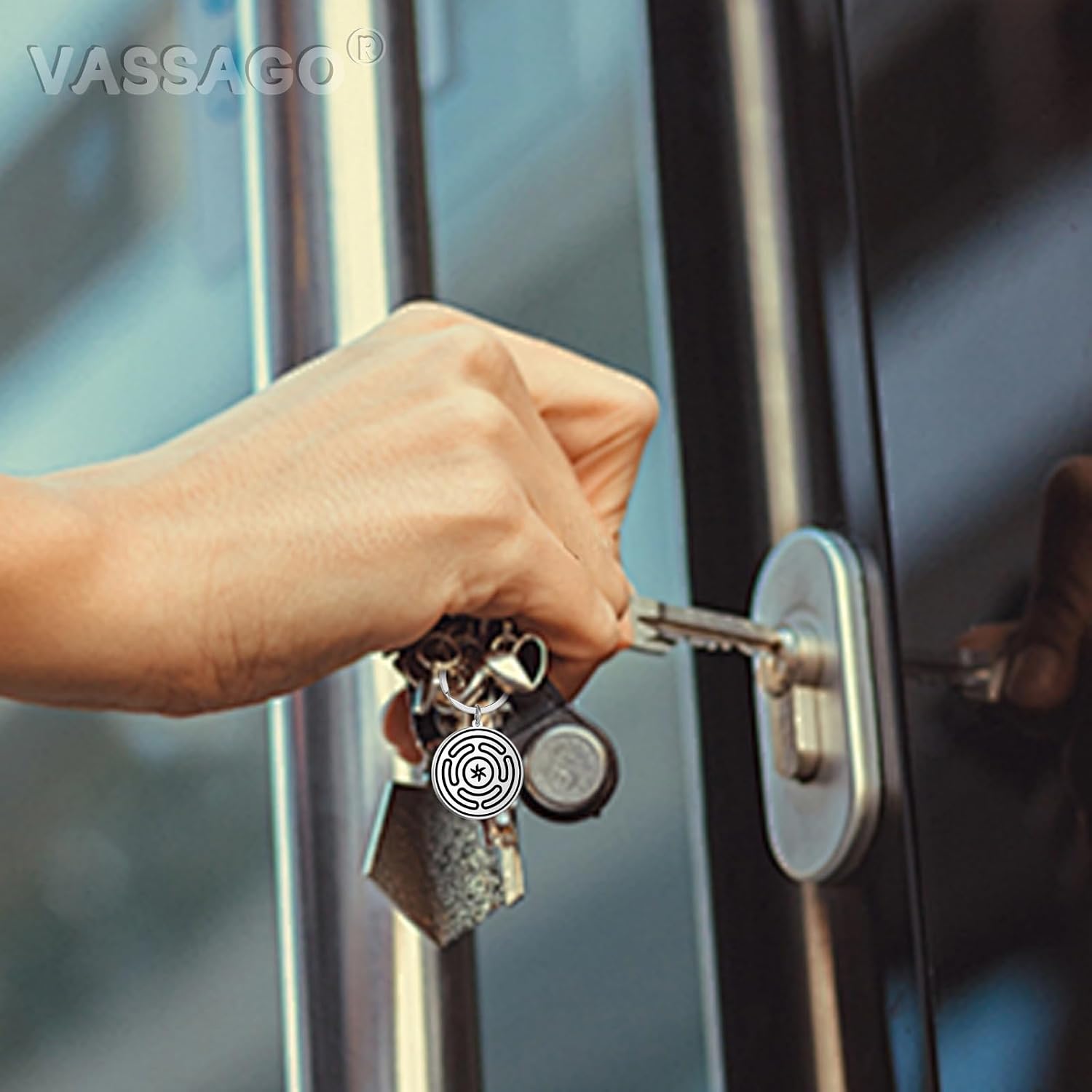 Detalle de VASSAGO Wheel of Hecate Keychain – Stainless Steel Amulet for Women and Men