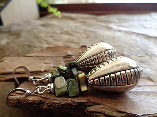Detalle 2 de Orecchini a goccia in madreperla verde muschio – set di tre pezzi, stile boho