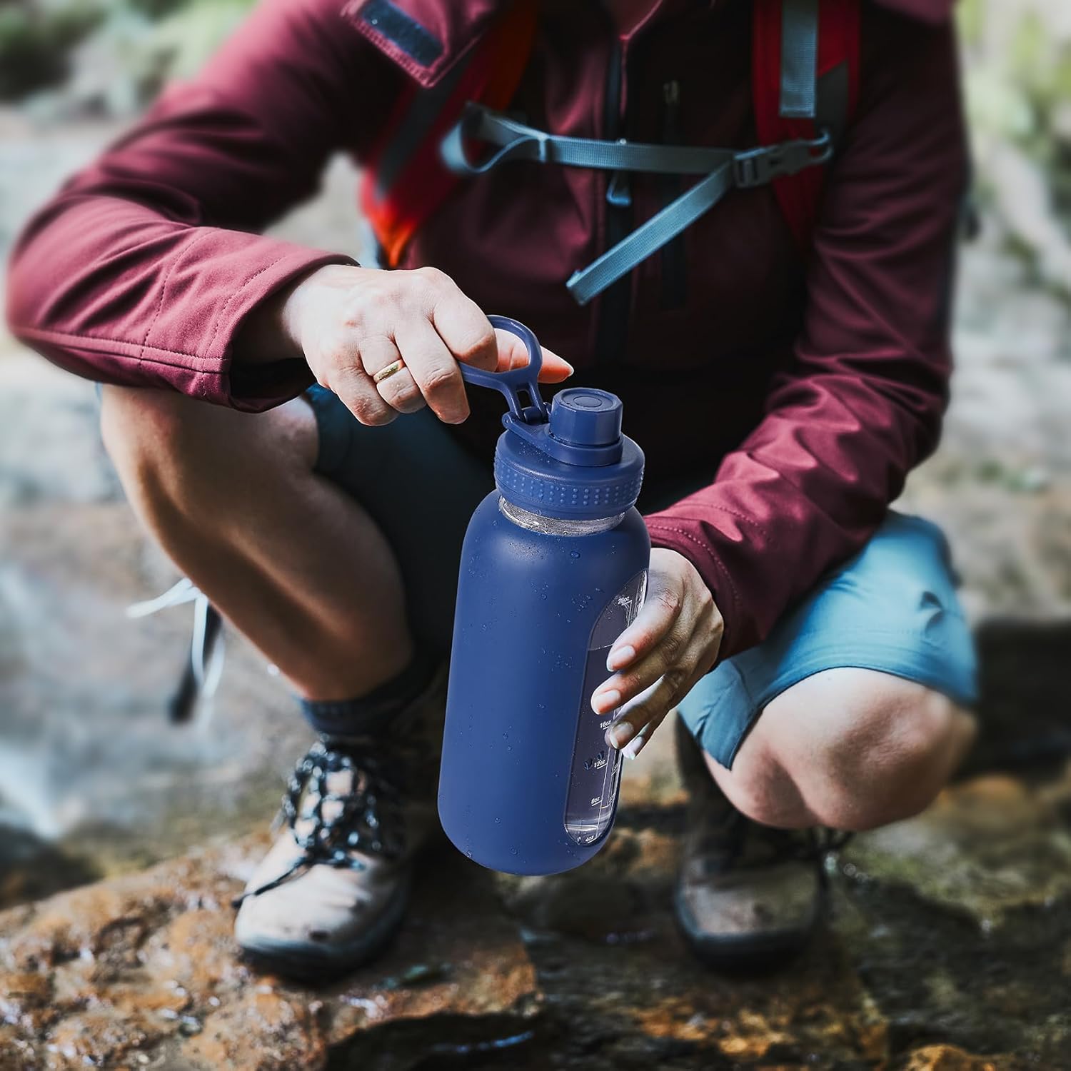 Detalle de EALGRO 64 oz Glass Water Bottle With Straw and Handle (Black) — Half-Gallon Motivational Hydration Jug