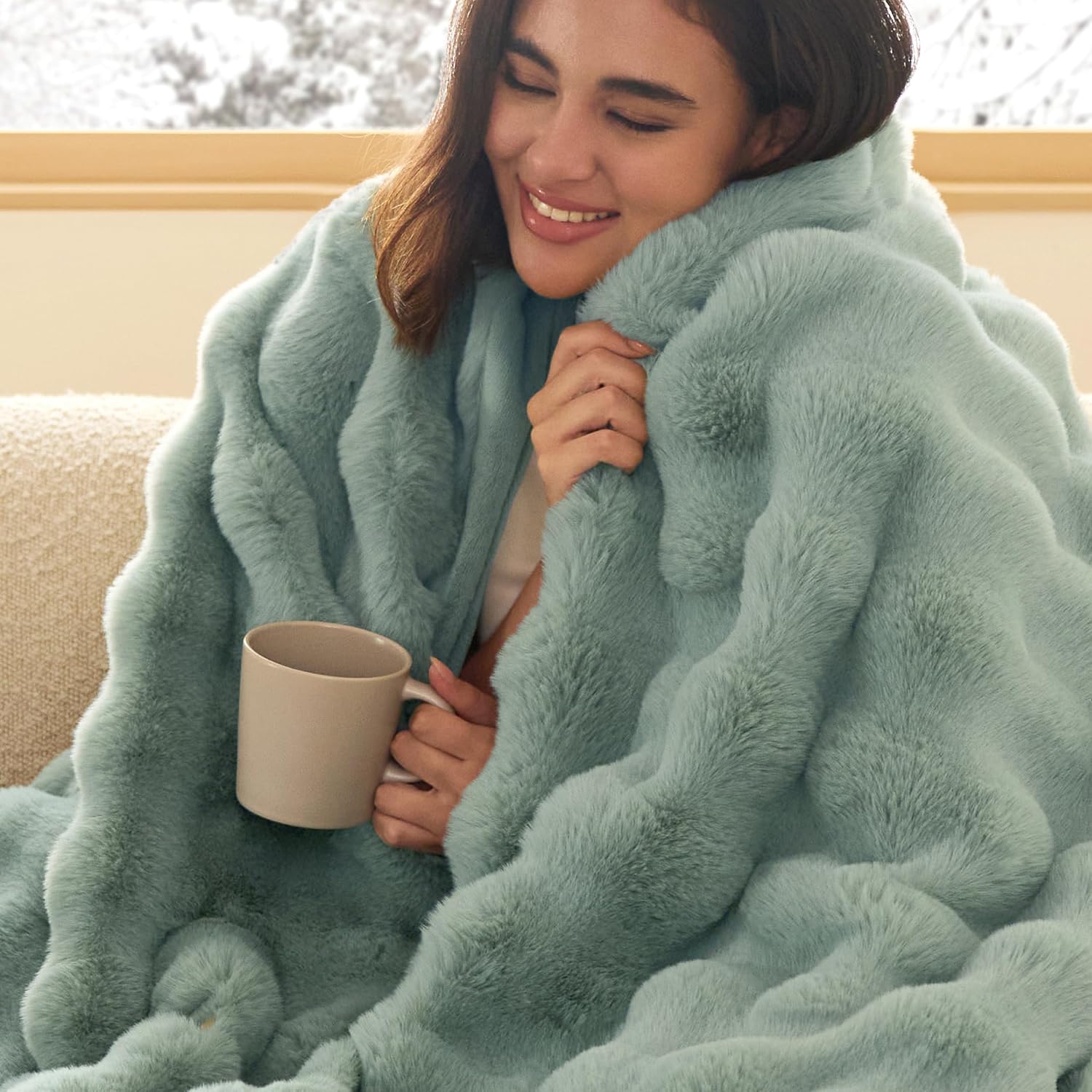 Detalle de Bedsure Faux Fur Throw Blanket, 50" x 60