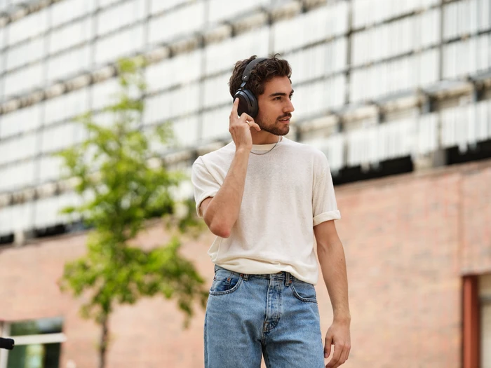 Detalle de Sennheiser Momentum 4 Wireless – kabelloser Premium-Kopfhörer mit langer Akkulaufzeit