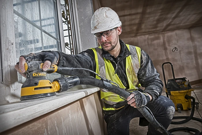 Detalle de DeWalt DWE6423-QS Exzenterschleifer – kompakt, 125 mm Schuh, 12.000 U/min