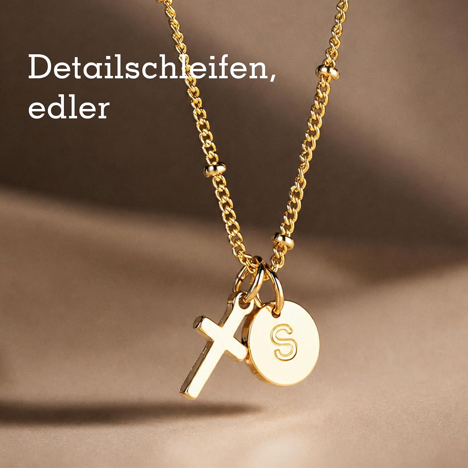 Detalle 2 de Kreuzkette Damen Gold mit Buchstaben Anhänger – 18K Vergoldung, personalisierbar