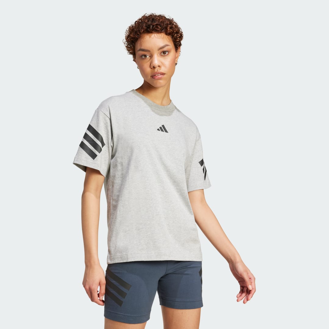 Detalle de Camiseta Future Icons 3 bandas de Adidas – Gris