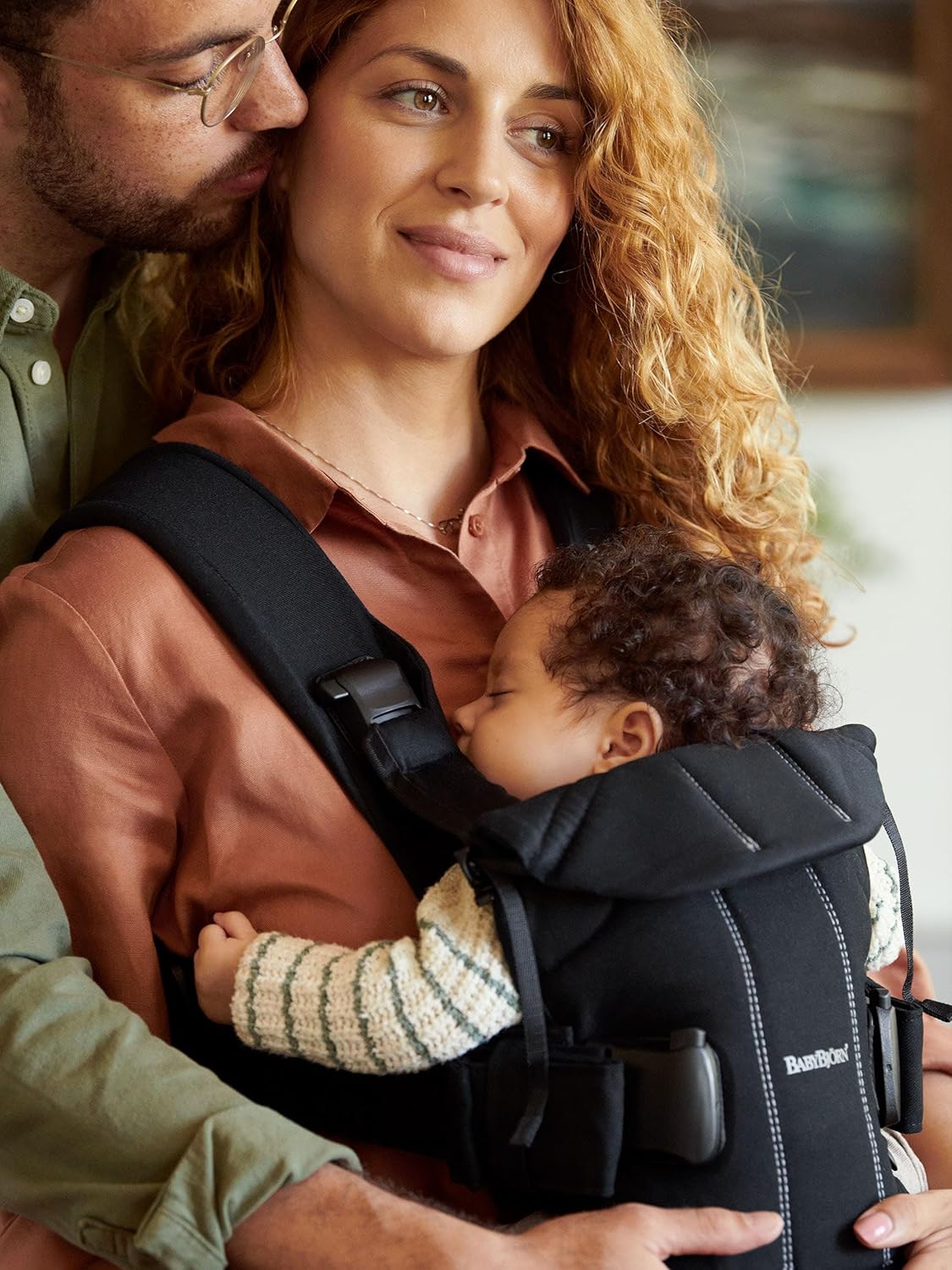 Detalle de BabyBjörn Baby Carrier One, Woven (Black) — versatile comfort from newborn to toddler