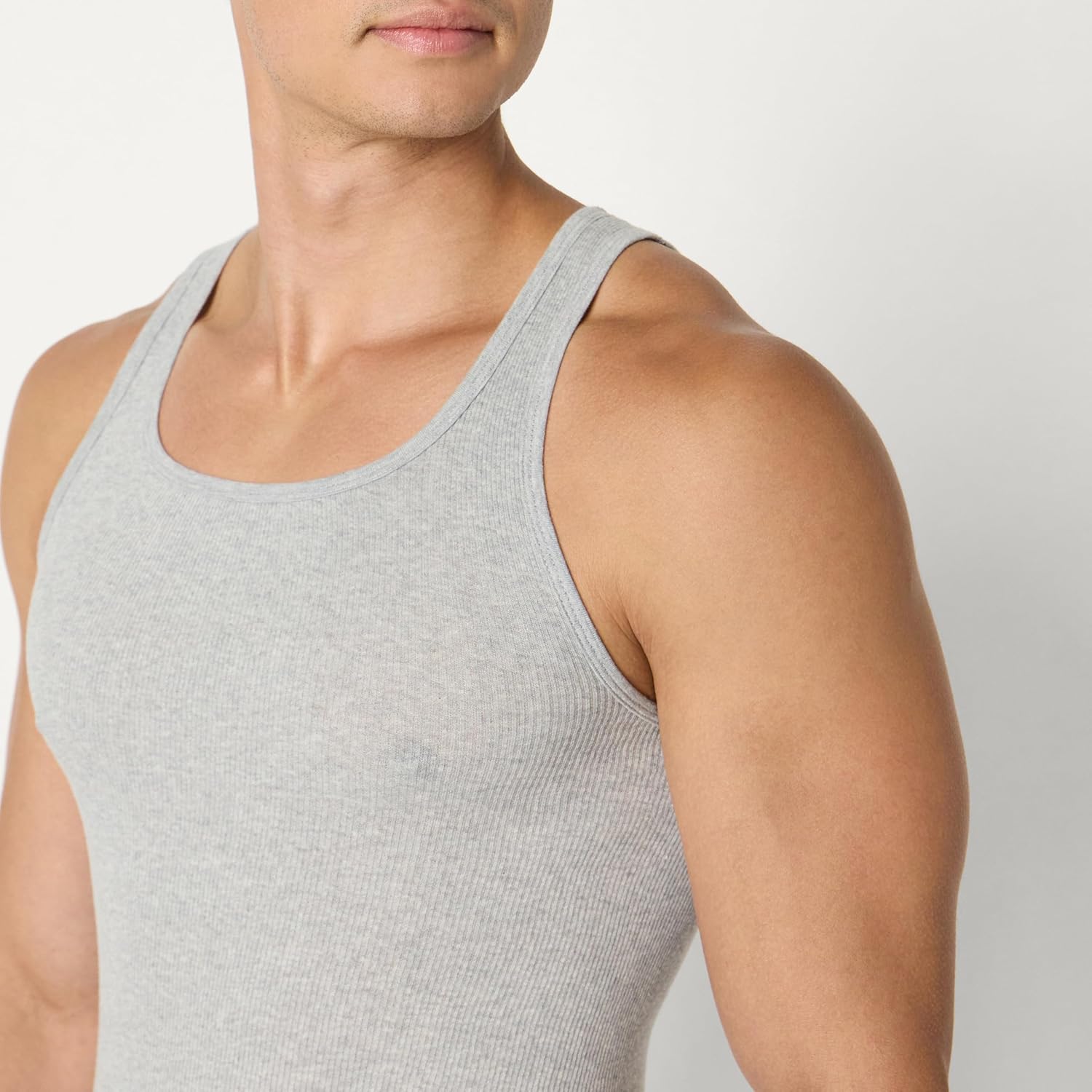Thumbnail 3 de Amazon Essentials Men’s Lightweight Tank Undershirts (Pack of 6) – Slim Fit