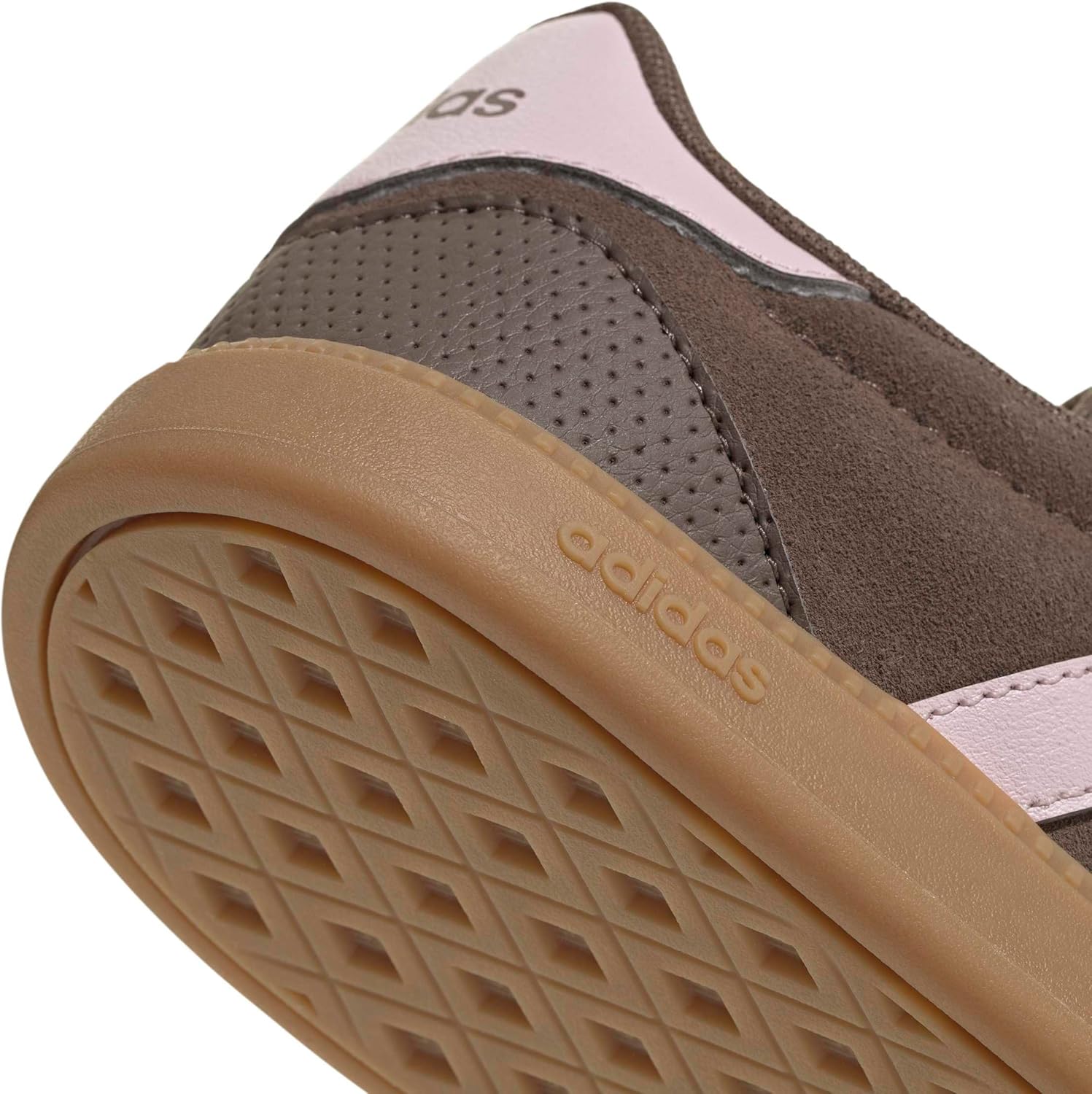 Detalle de adidas Breaknet Sleek para mujer: zapatillas con empeine de piel y suela de goma