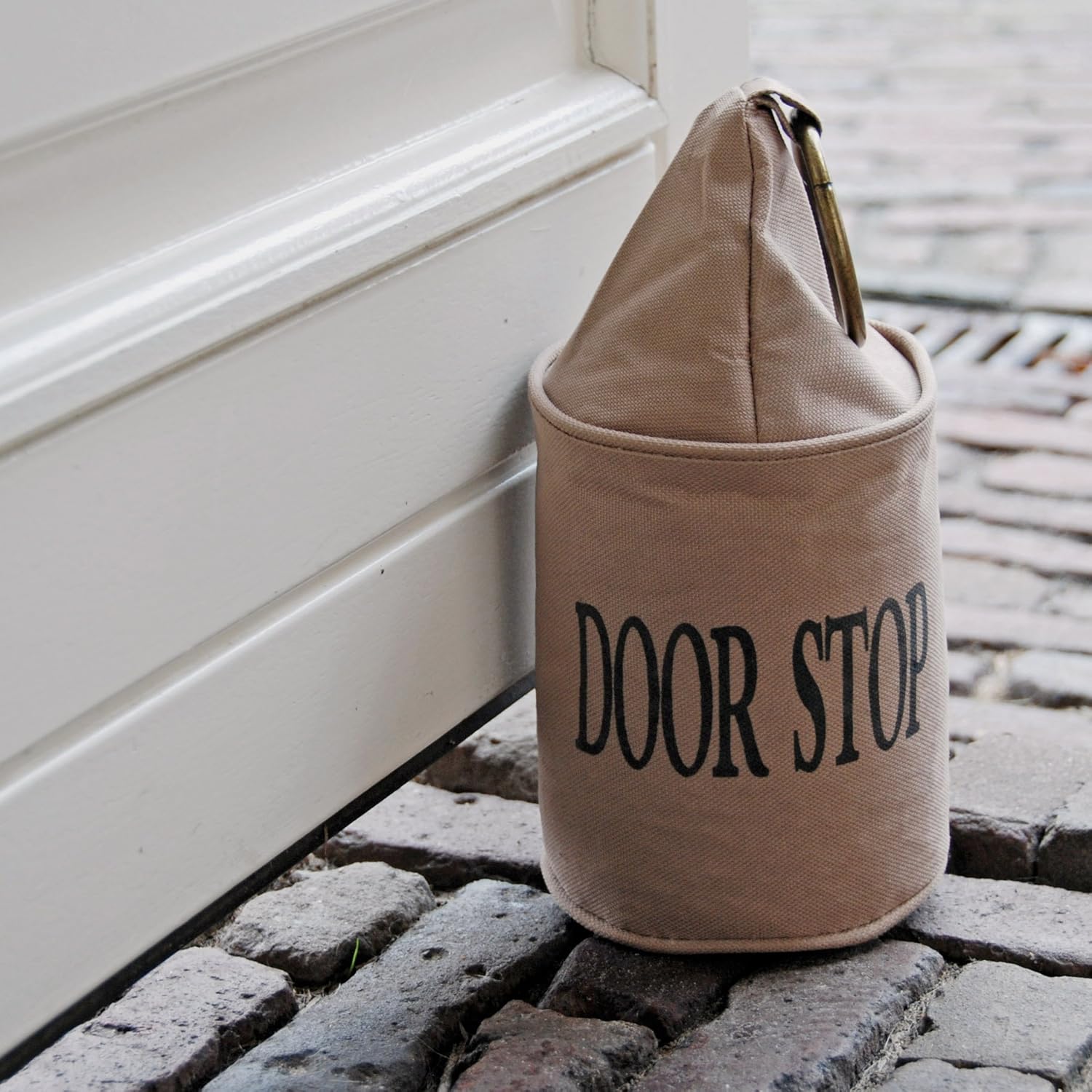 Detalle 2 de Fallen Fruits LH118 fabric doorstop with ring (brown) — 13 x 13 x 28.5 cm
