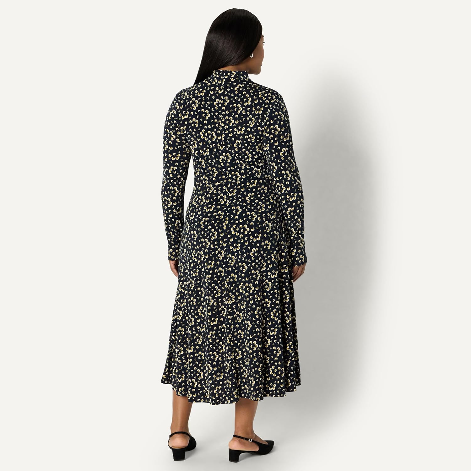 Thumbnail 6 de Amazon Essentials Damen Maxikleid mit ausgestelltem Rockteil, Taillierung & Drapierung (lange Ärmel)