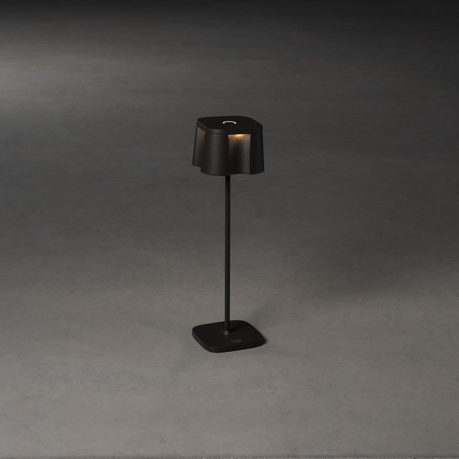 Detalle 2 de Konstsmide Nice 7818-750 – lampa stołowa LED z aluminium, IP54 i USB-C