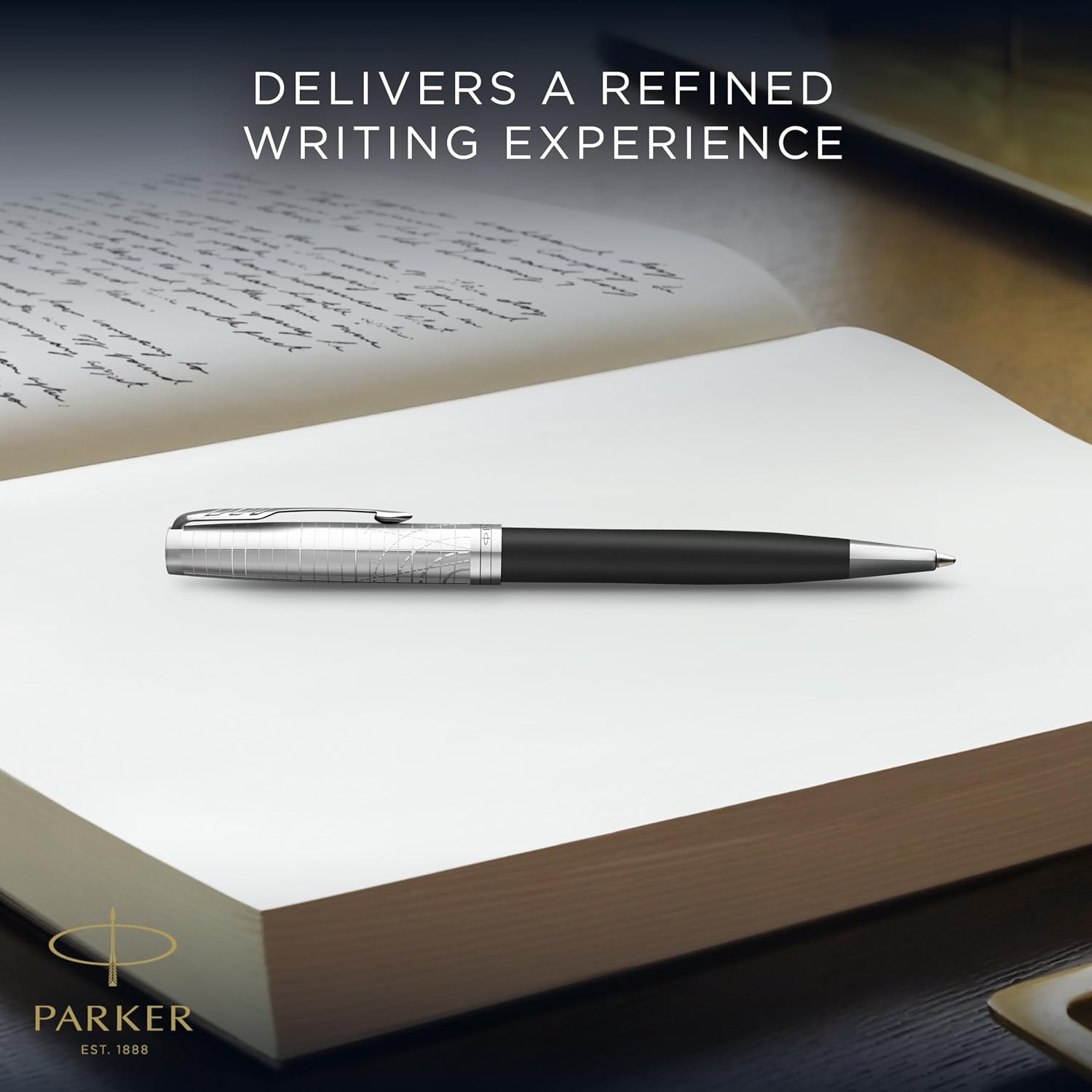Detalle de Parker Sonnet Legacy of Flight balpen met chromen afwerking, medium punt en zwarte inkt