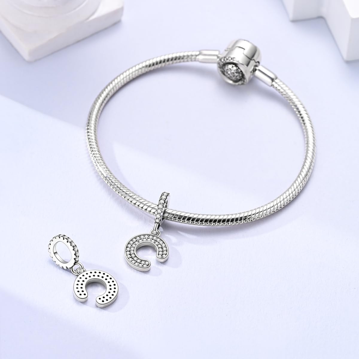 Detalle de QIKAOLA S925 Sterling Silber A-Z Buchstaben Charms – Pandora-kompatible Alphabet Anhänger aus 925er Silber