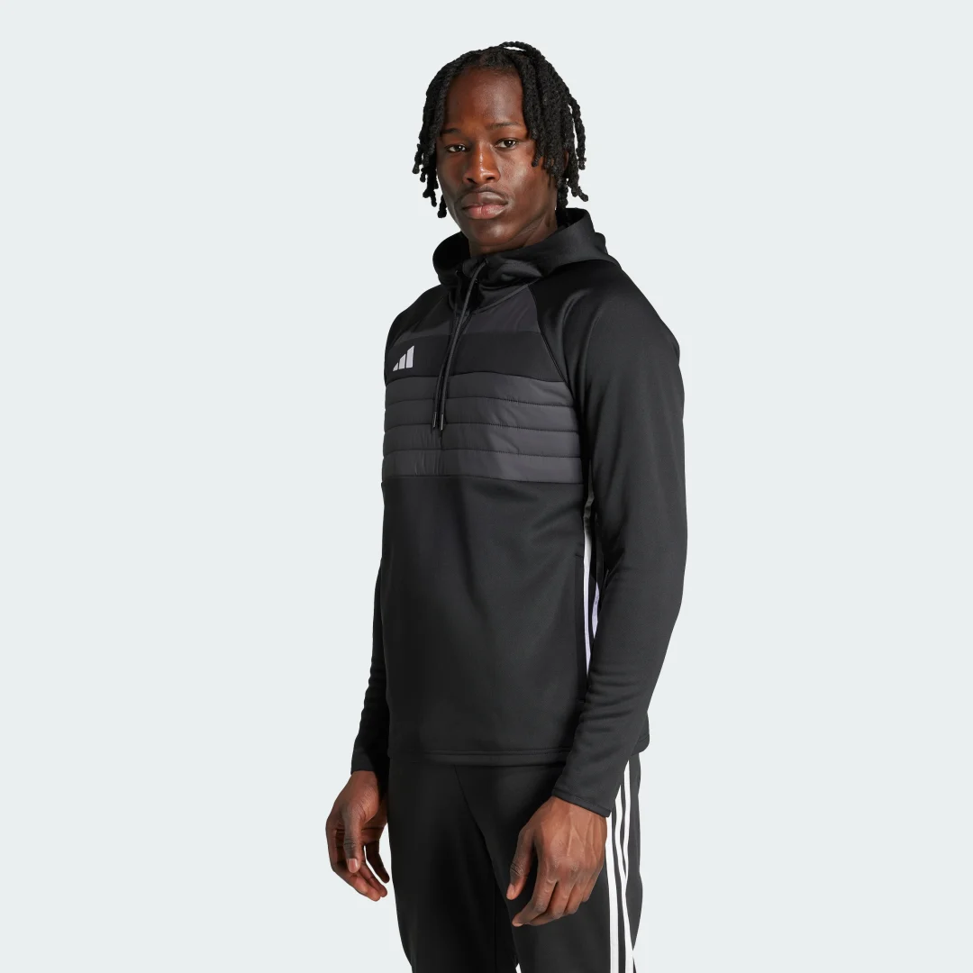 Detalle de Adidas Tiro 25 Essentials Winterized. Camiseta de entrenamiento de manga larga, color negro
