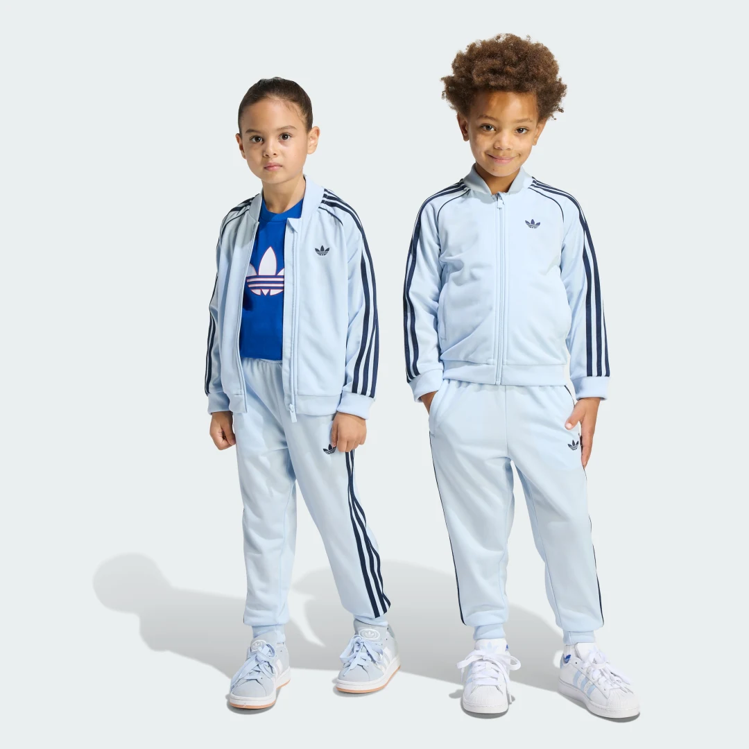 Detalle de CHÁNDAL SST Adidas: chaqueta azul para días casuales y entrenamiento