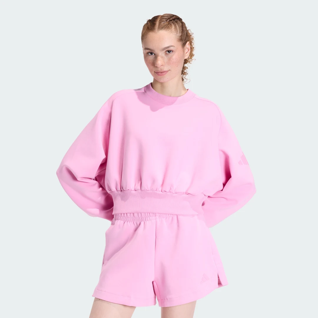Detalle de Sudadera holgada Soft Lux de Adidas: comodidad y estilo en rosa
