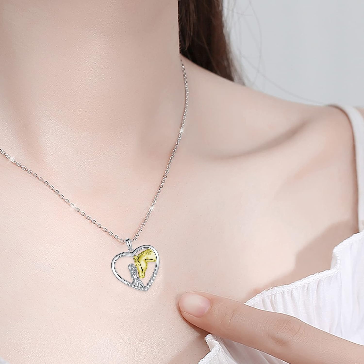 Detalle de USEEDOVIA Pferde-Mädchen Herz Halskette aus 925 Sterling Silber vergoldet in Weißgold-Optik (mit Geschenkbox)