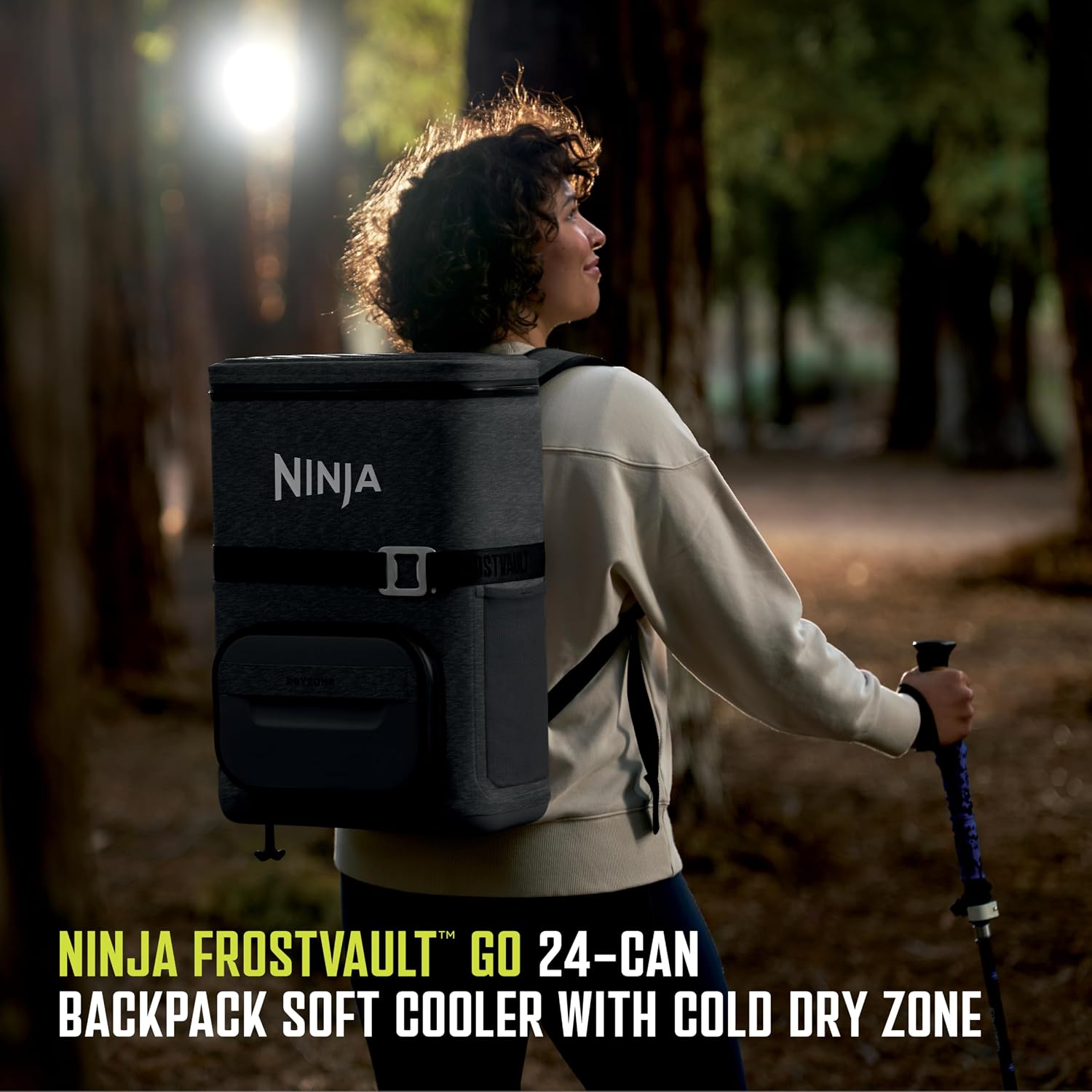 Detalle 2 de Ninja FrostVault Go Can Soft Cooler (24/36 Can) with Leak-Proof Zipper, Cup Holder, 2 Ice Packs, Dry Drawer