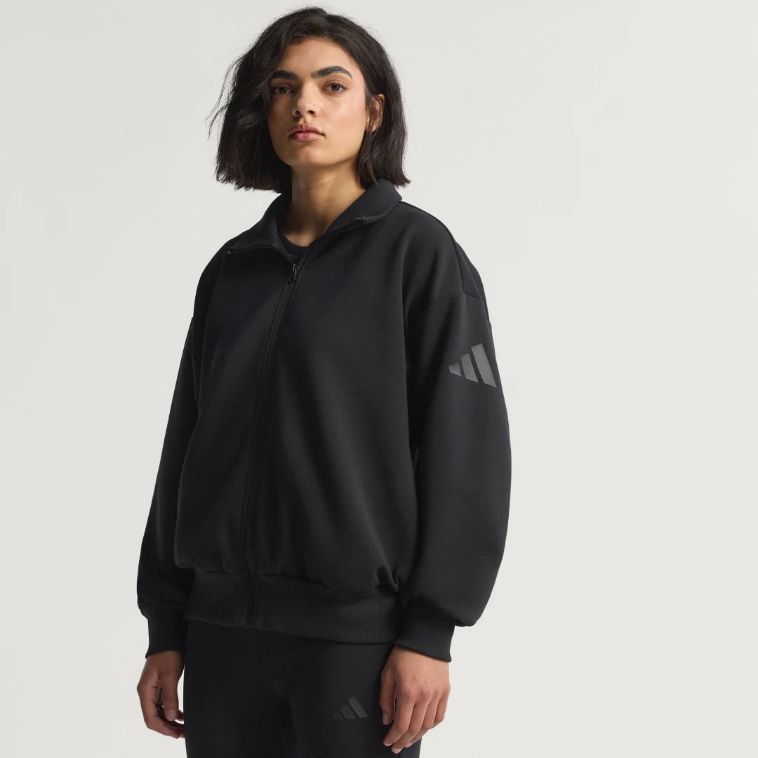Detalle de Chaqueta Adidas Soft Lux Loose con cierre de cremallera – Negro