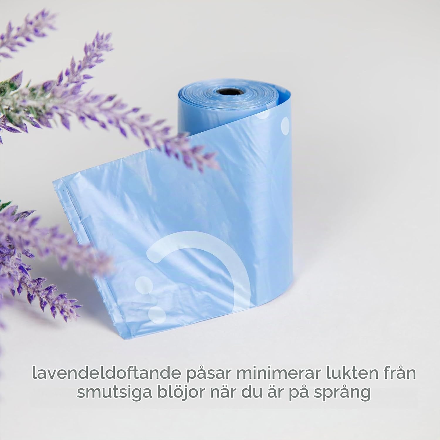 Detalle 2 de Ubbi On-the-Go blöjpåsedispenser, infällbar med silikonrem, salviagrön