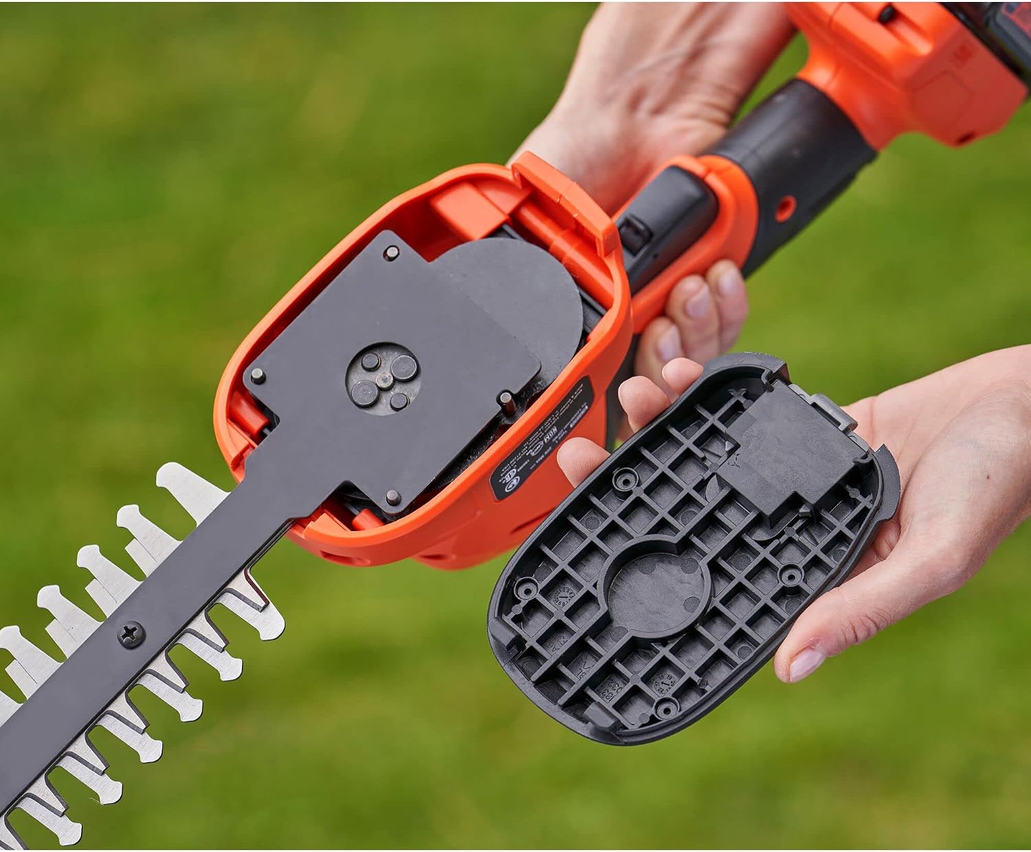 Detalle 2 de BLACK+DECKER Combo 2 en 1 Scupte-Haies et Cisaille à Gazon - 18V (BCSS18B-XJ) sans Batterie ni Chargeur