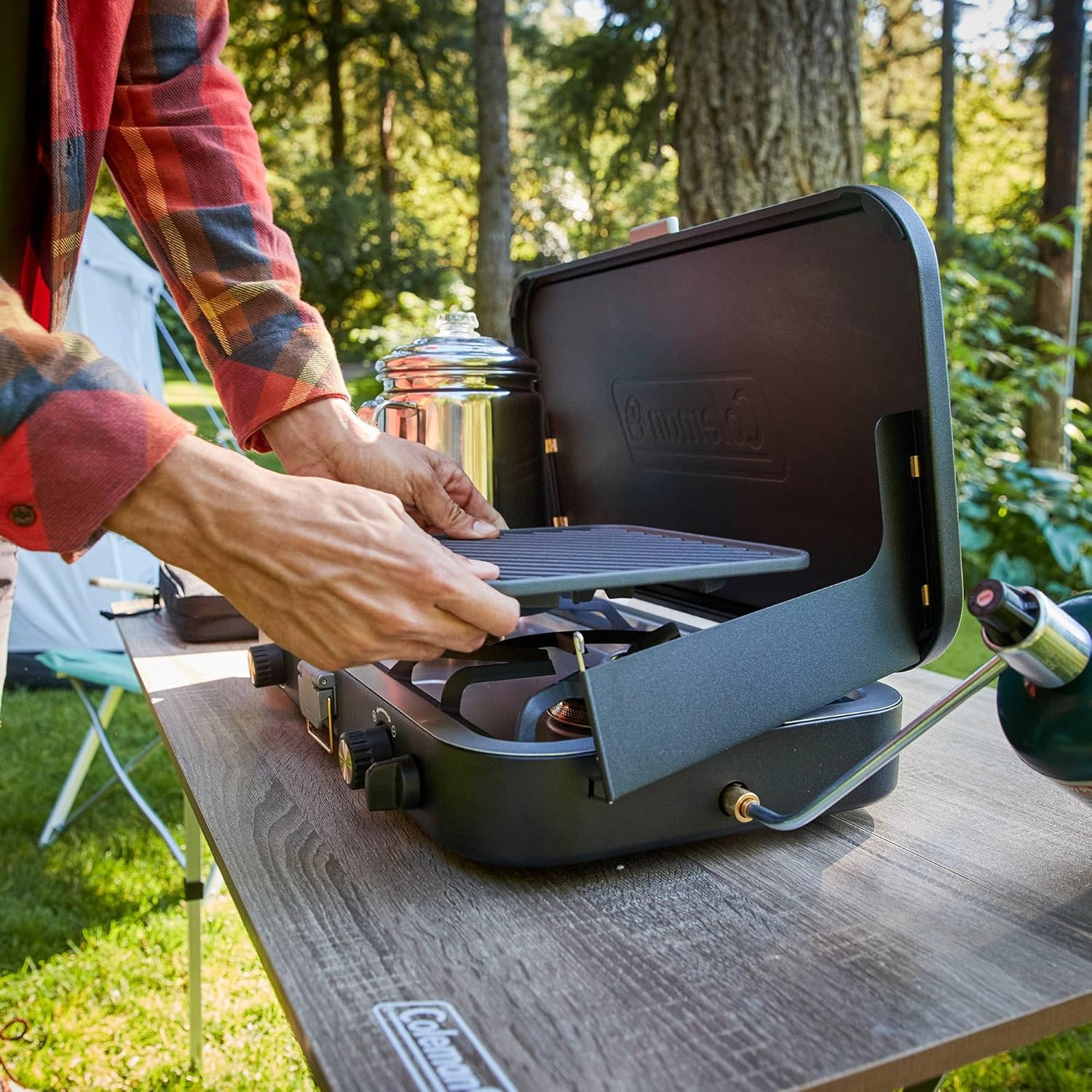 Detalle de Coleman 1900 Collection 3-in-1 Propane Camping Stove with Cast Iron Grill & Griddle Accessories (24,000 BTUs)