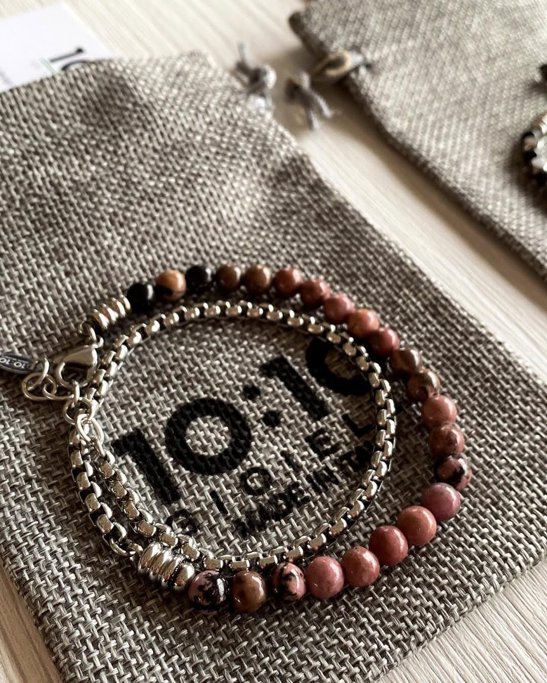 Detalle de Bracciale Unisex 10:10 con Pietre Naturali 6 mm e Catena Veneziana in Acciaio Inox – Made in Italy