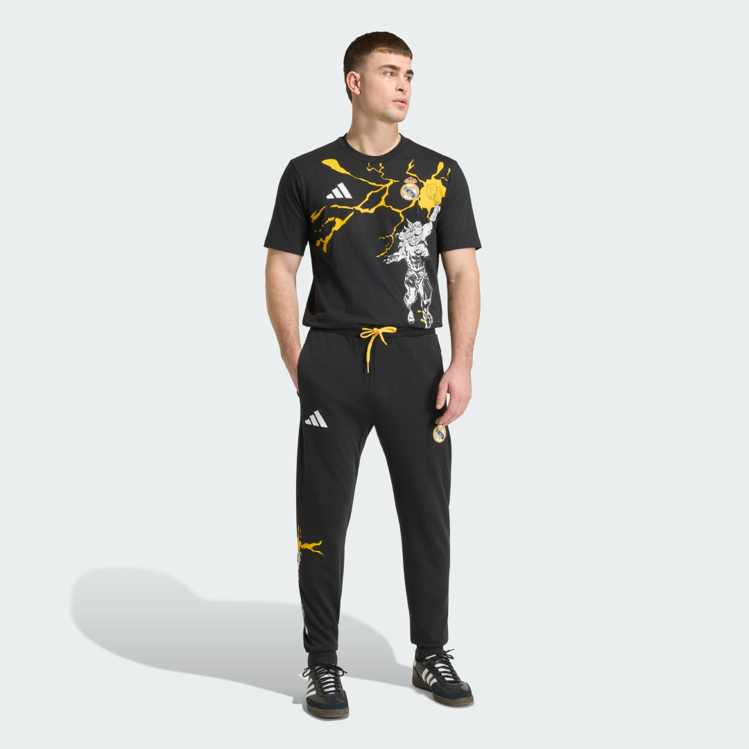 Detalle de Camiseta adidas Real Madrid Avengers – Negro, estilo oficial para fans y uso casual