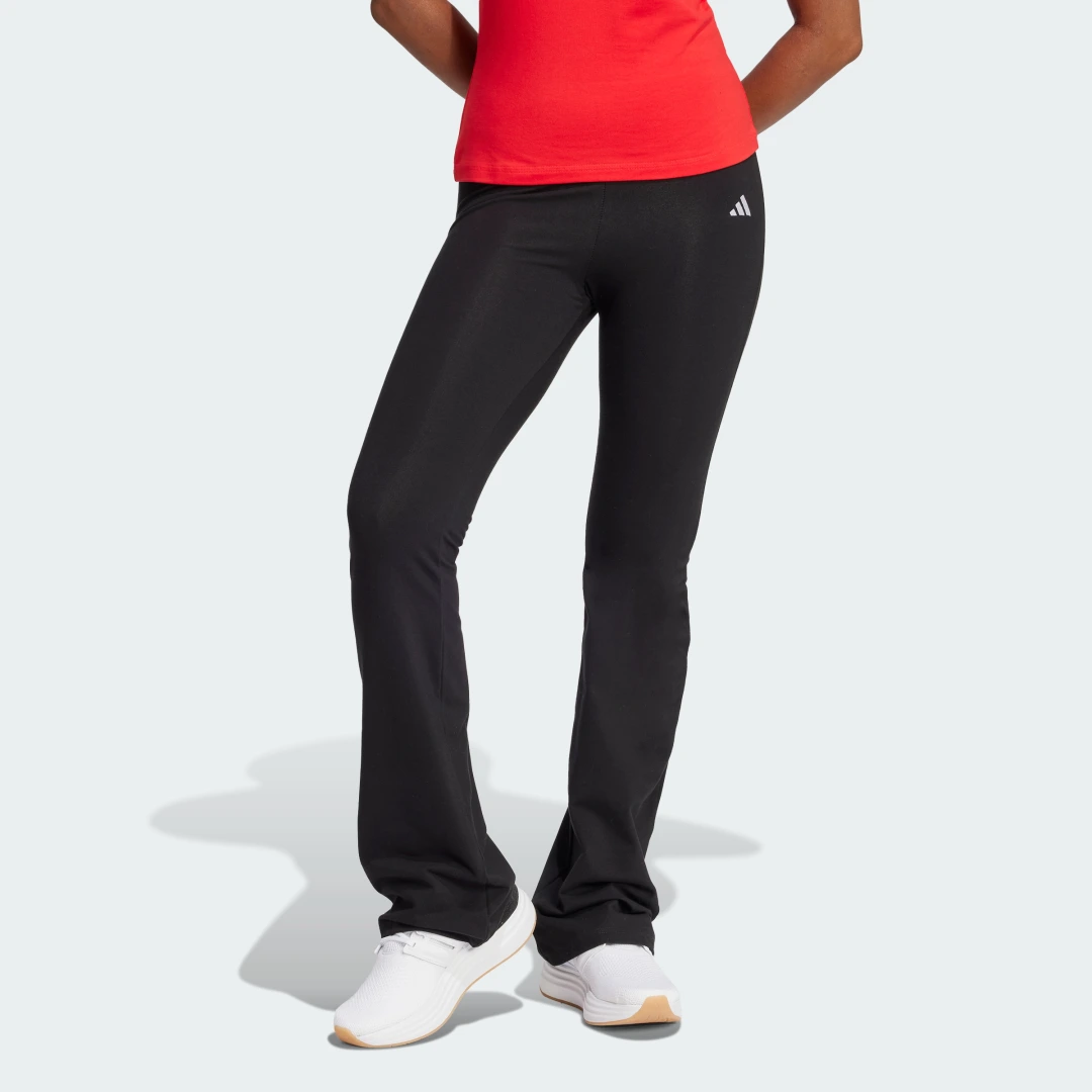 Detalle de Mallas Essentials Small Logo Flared de Adidas, color Negro