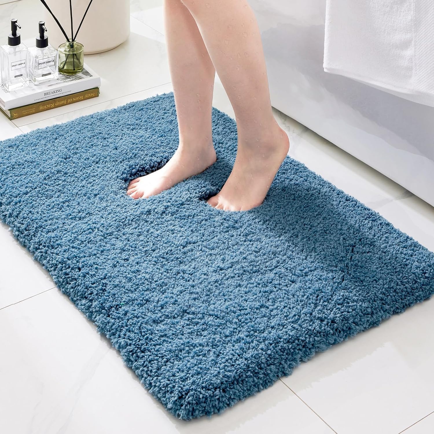 Detalle de Ruggnovea Blue Bath Rug 32x20 — Ultra-Soft Non-Slip Microfiber Mat