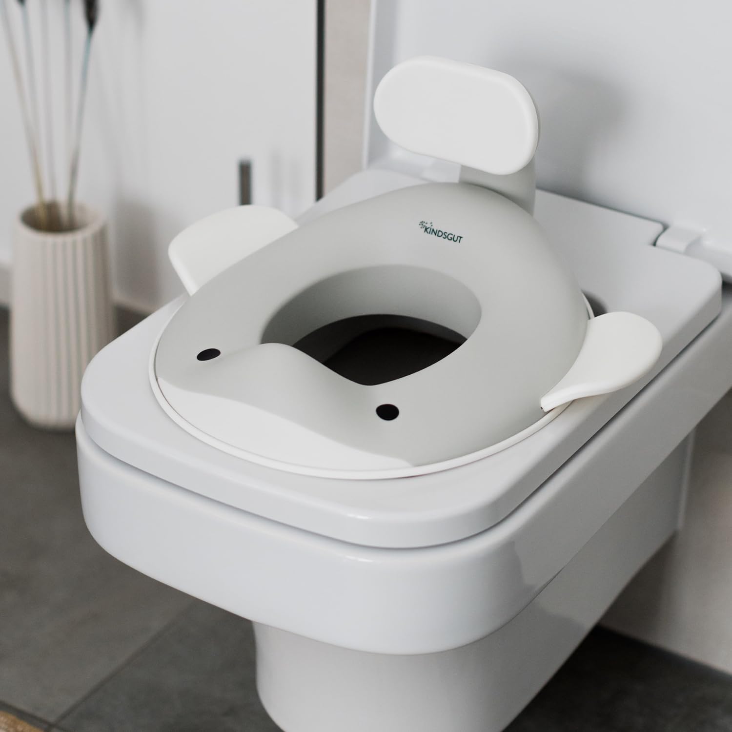 Detalle de Kindsgut Whale Children’s Toilet Seat (Light Grey) – child-friendly design with splash guard