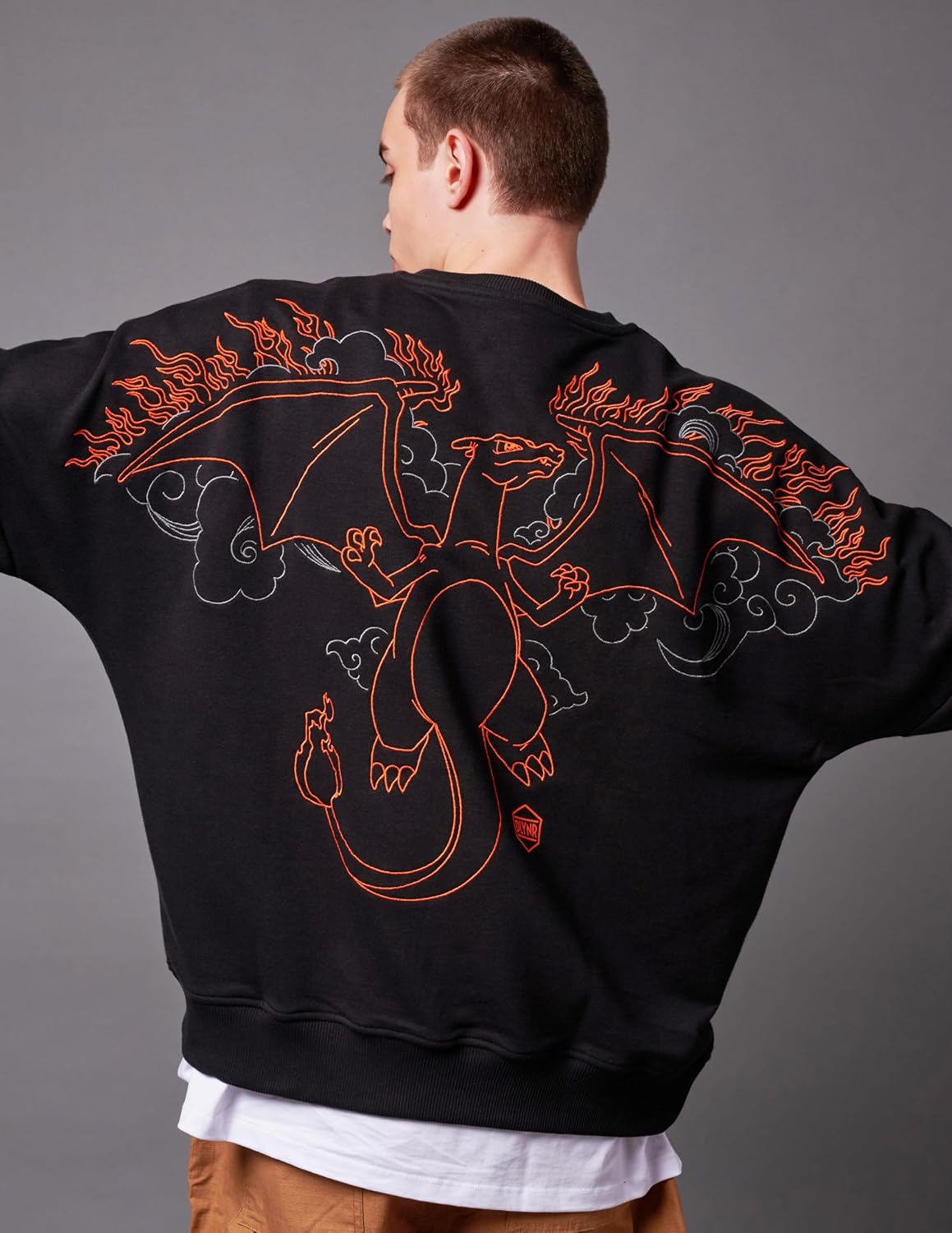 Detalle de Dolly Noire x Pokémon Felpa Charizard Unisex – Hoodie Ricamata in Cotone Misto, Nero