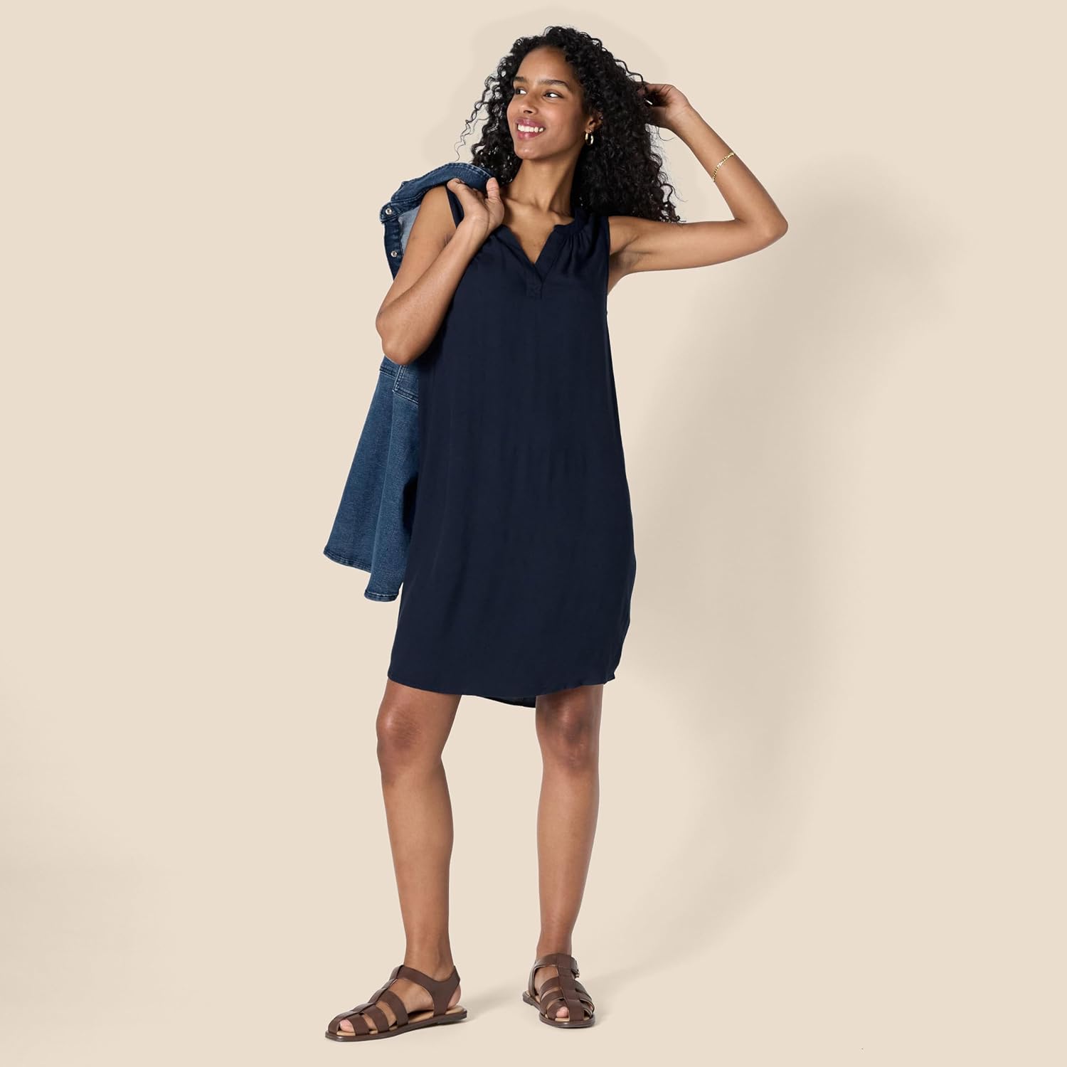 Thumbnail 4 de Amazon Essentials women’s sleeveless casual shift beach dress in viscose twill