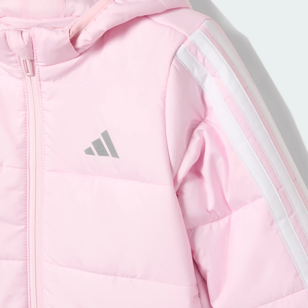 Detalle de Chaqueta acolchada Essentials 3 Stripes de Adidas (rosa)
