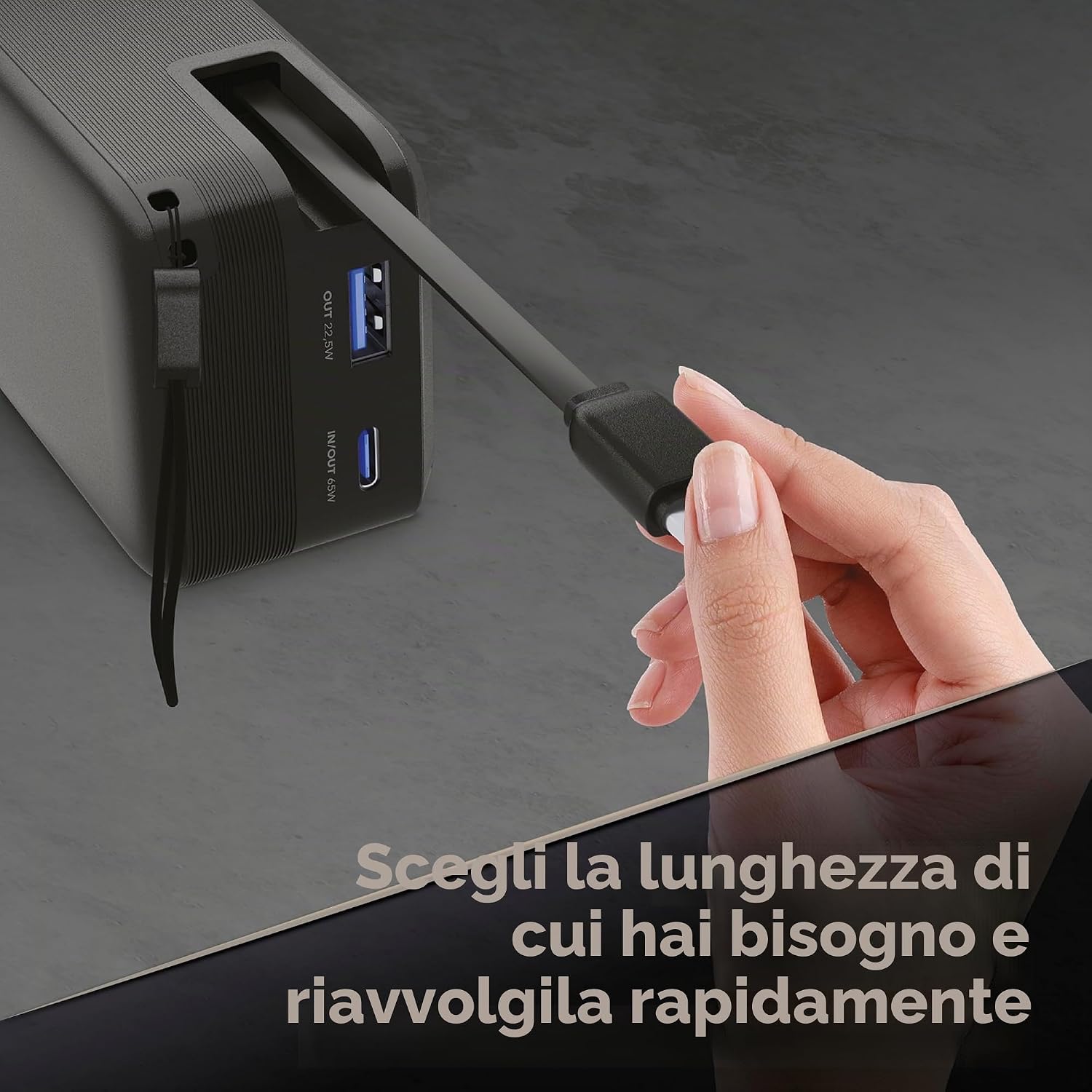Detalle de Power bank Roller 10.000 mAh di Cellularline: ricarica ultrarapida 45 W con cavo retrattile e display LCD
