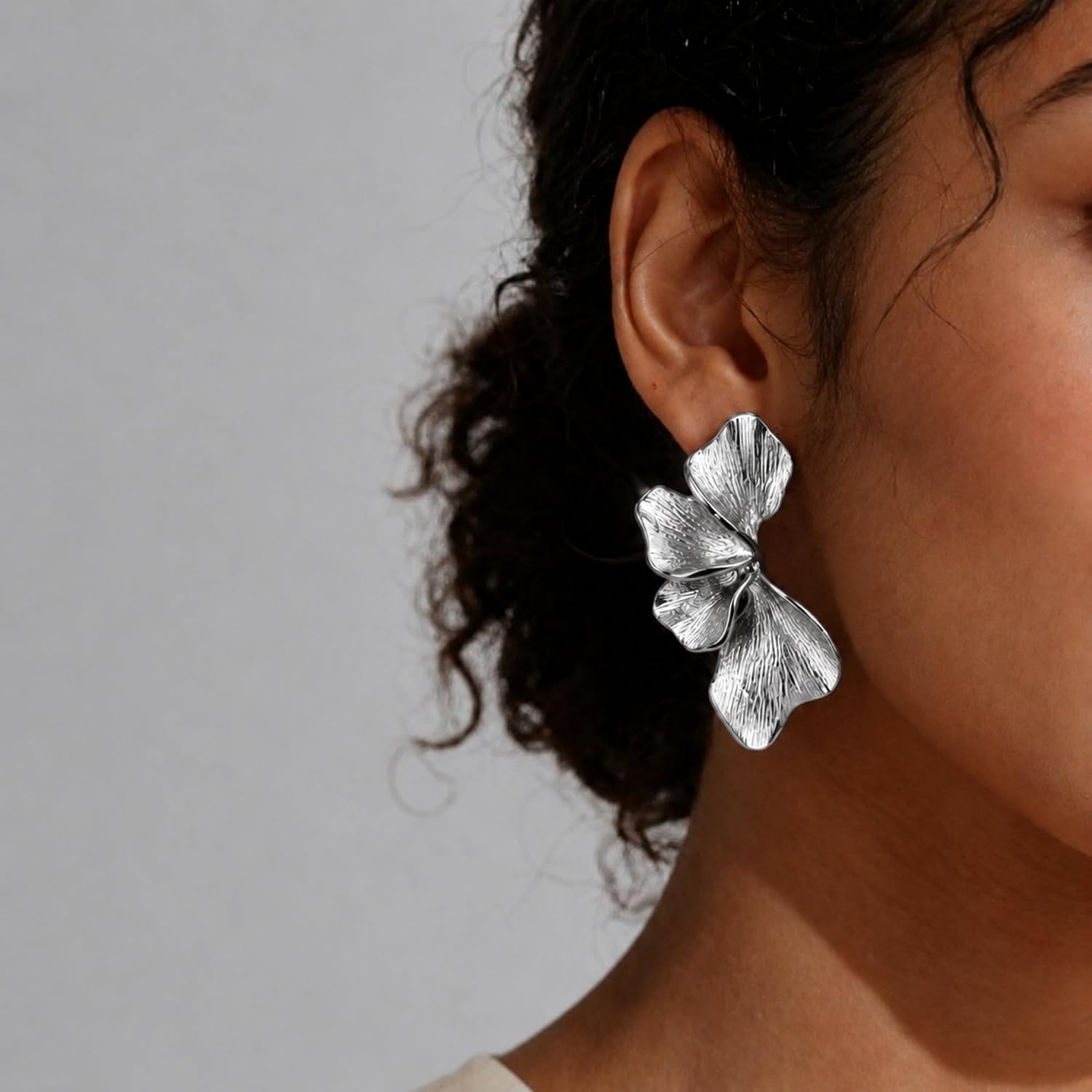 Detalle 2 de Gold-Plated Flower Earrings in Stainless Steel