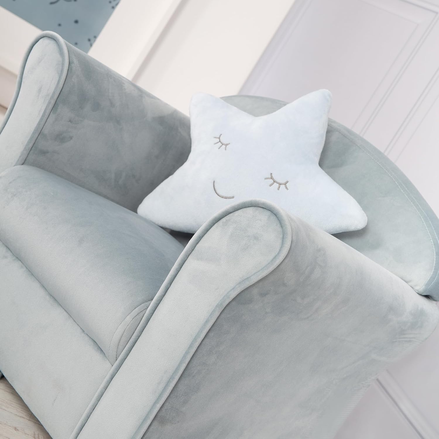 Detalle 2 de roba Lil Sofa barnfåtölj med armstöd i ljusblå sammet, sitthöjd 22 cm