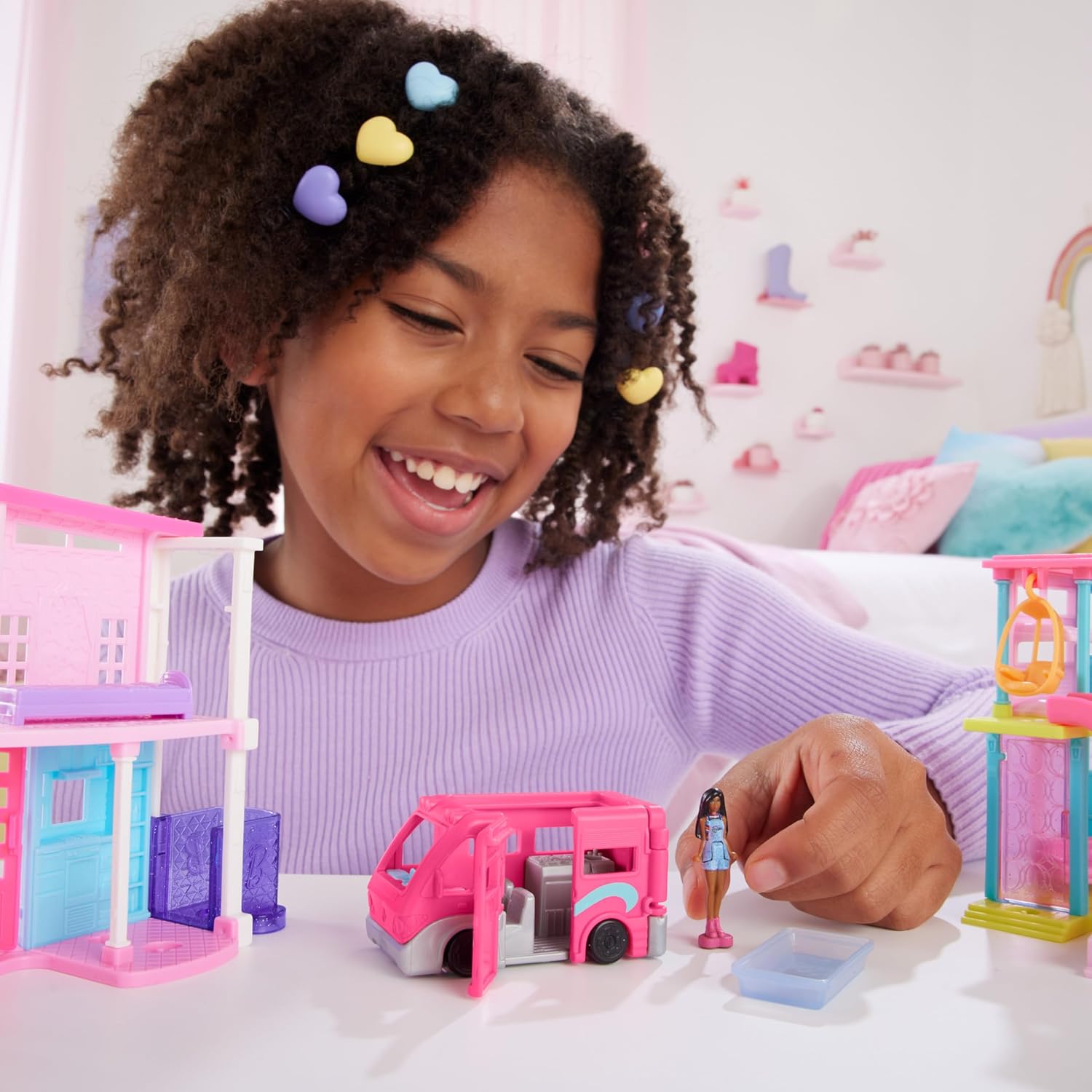 Detalle de Barbie Maison de Rêve Mini-BarbieLand – Coffret avec 3 Véhicules et 4 Poupées