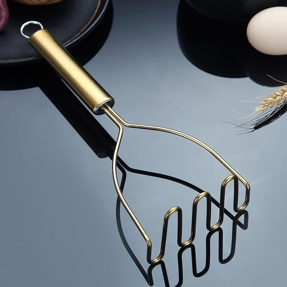 Detalle de HOMQUEN gouden aardappelstamper van roestvrij staal, 9,6 inch