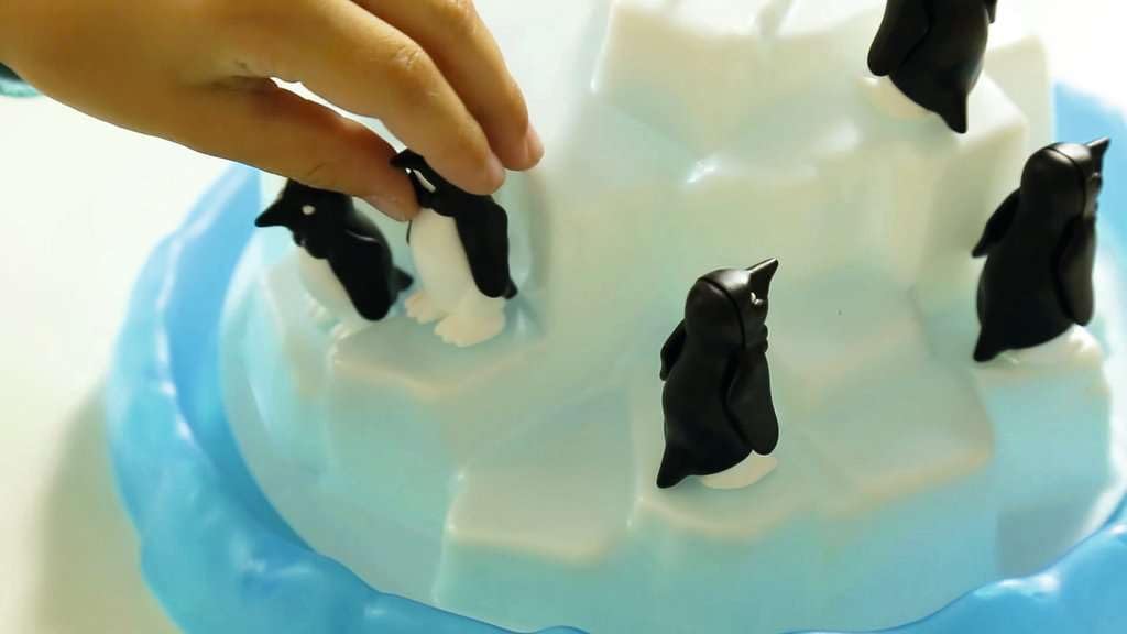 Detalle 2 de Ravensburger 21325 Plitsch Splash Penguin behendigheidsspel met ledlamp