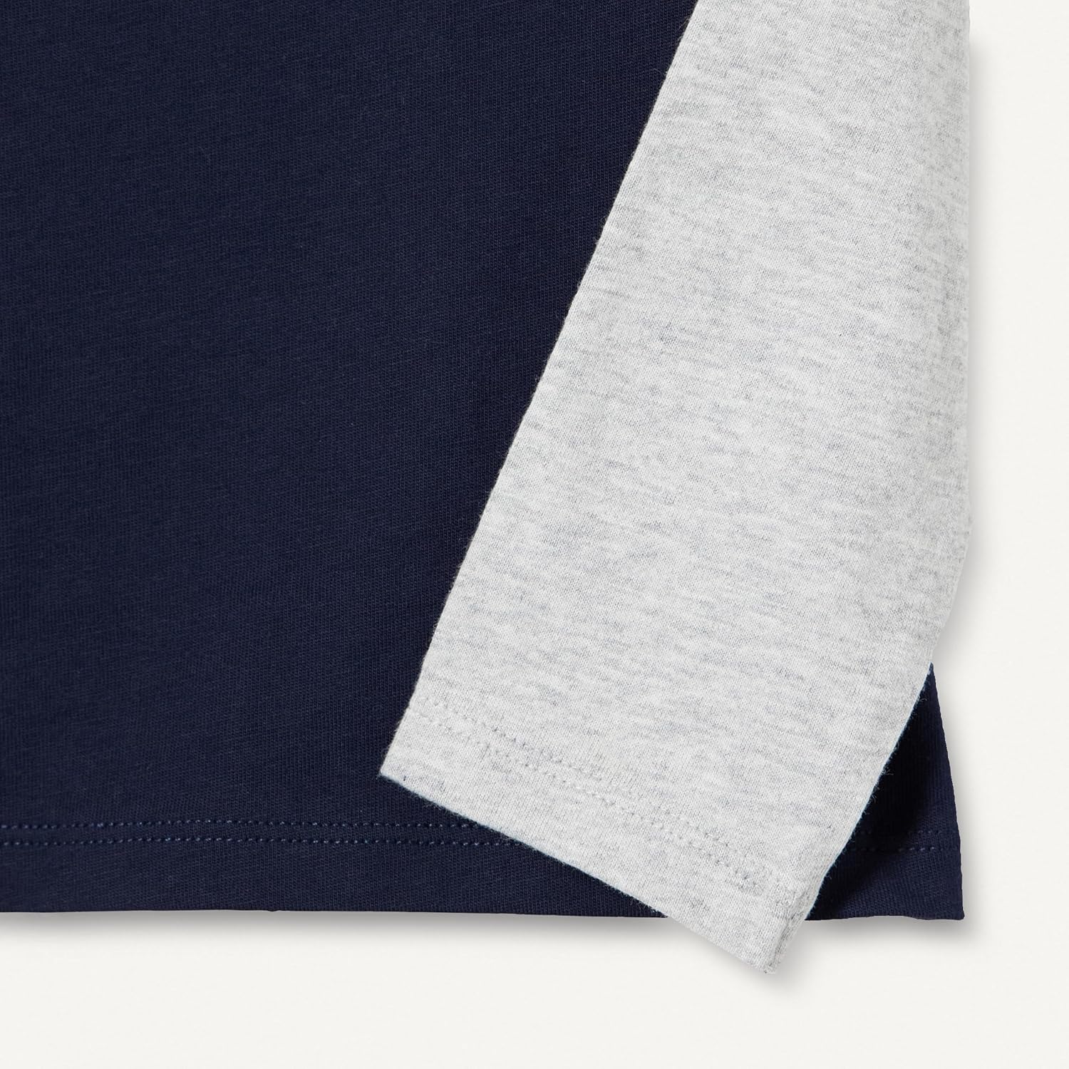 Detalle 2 de Amazon Essentials Boys' Long-Sleeved Cotton T-Shirts, Pack of 3