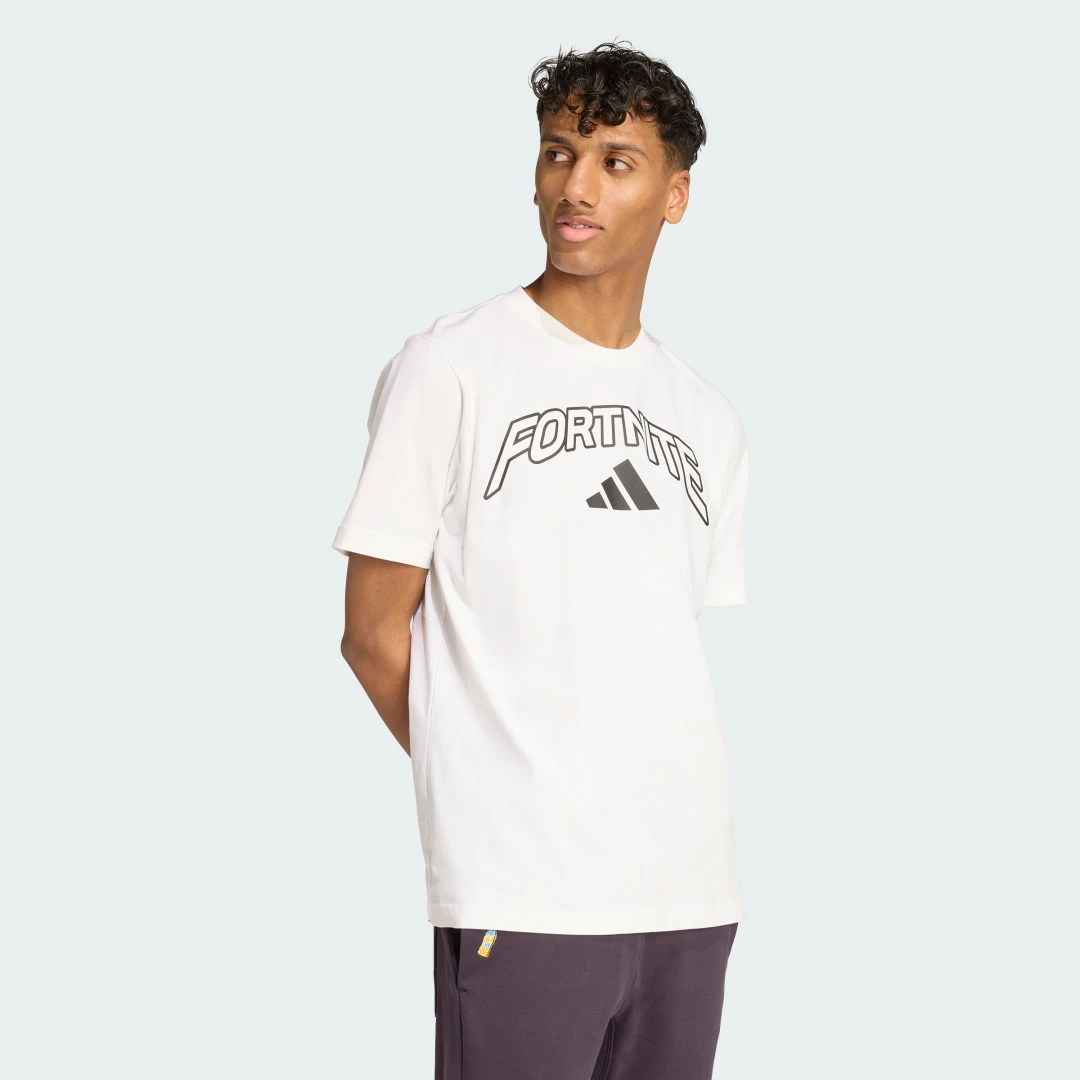 Detalle de Camiseta estampada adidas X Fortnite – Blanco, estilo y juego en una sola prenda