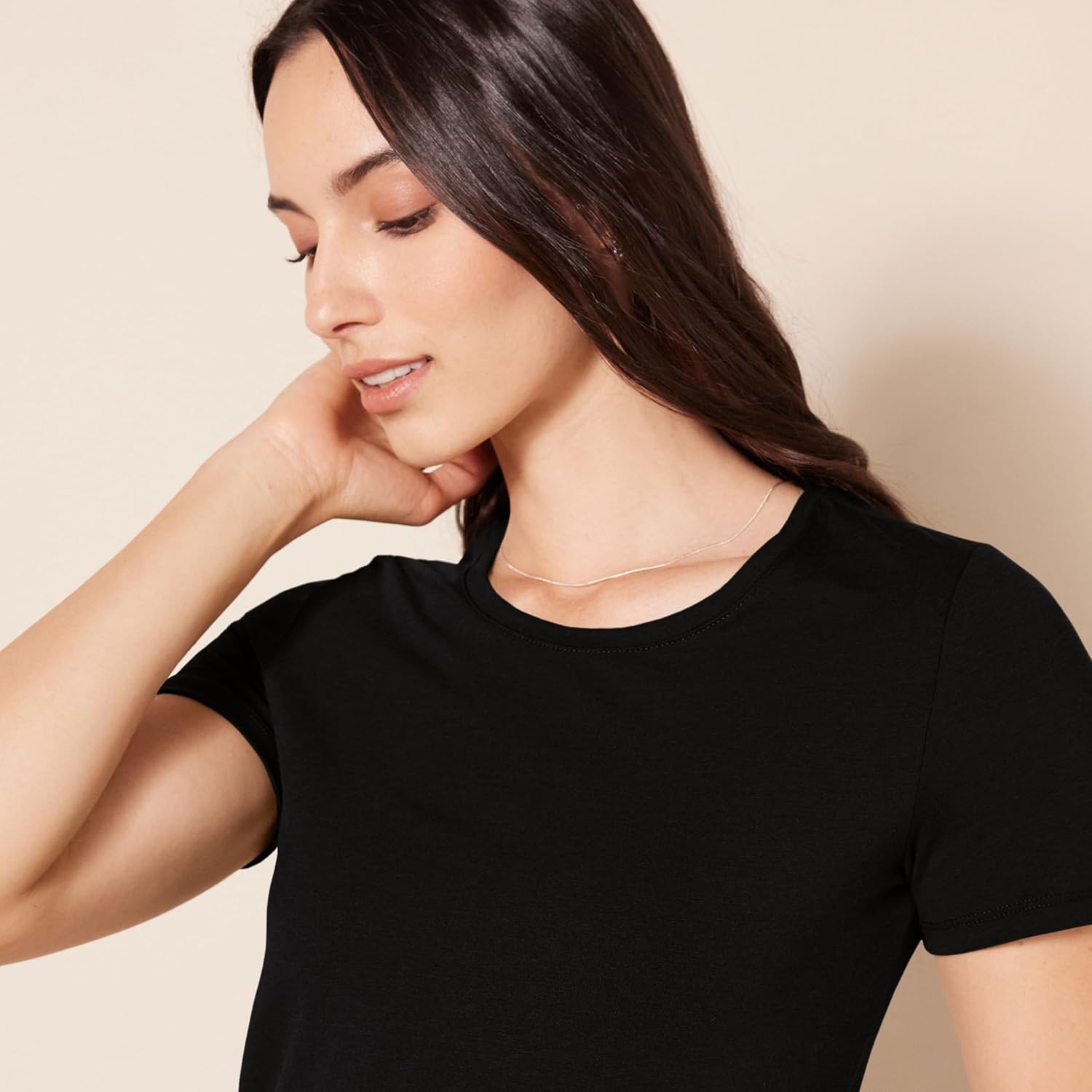 Thumbnail 3 de Amazon Essentials Women’s Regular-Fit Short-Sleeve T-Shirt (Crewneck & V-Neck) Multipacks