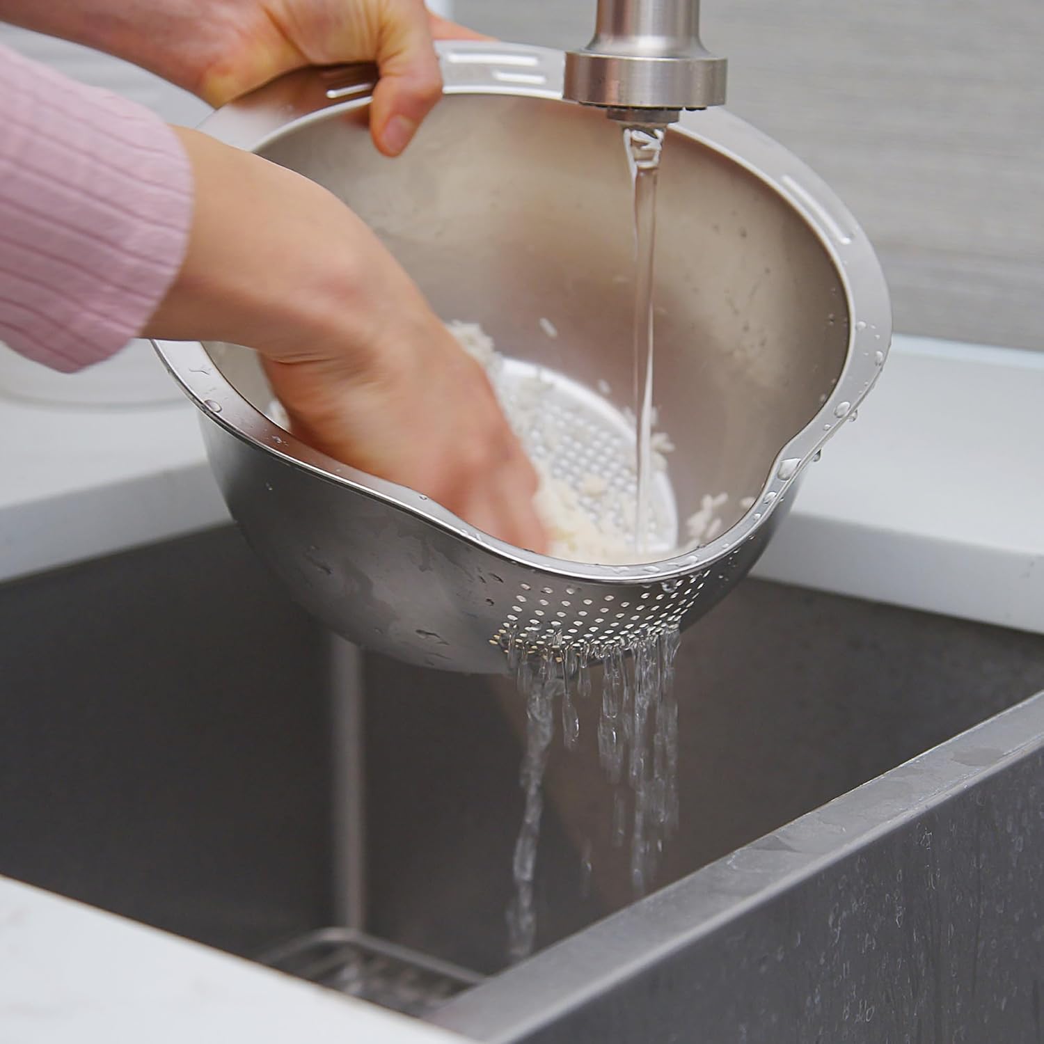 Detalle 2 de Joyce Chen Stainless Steel Rice Strainer Bowl: Wash, Rinse, and Drain Effortlessly