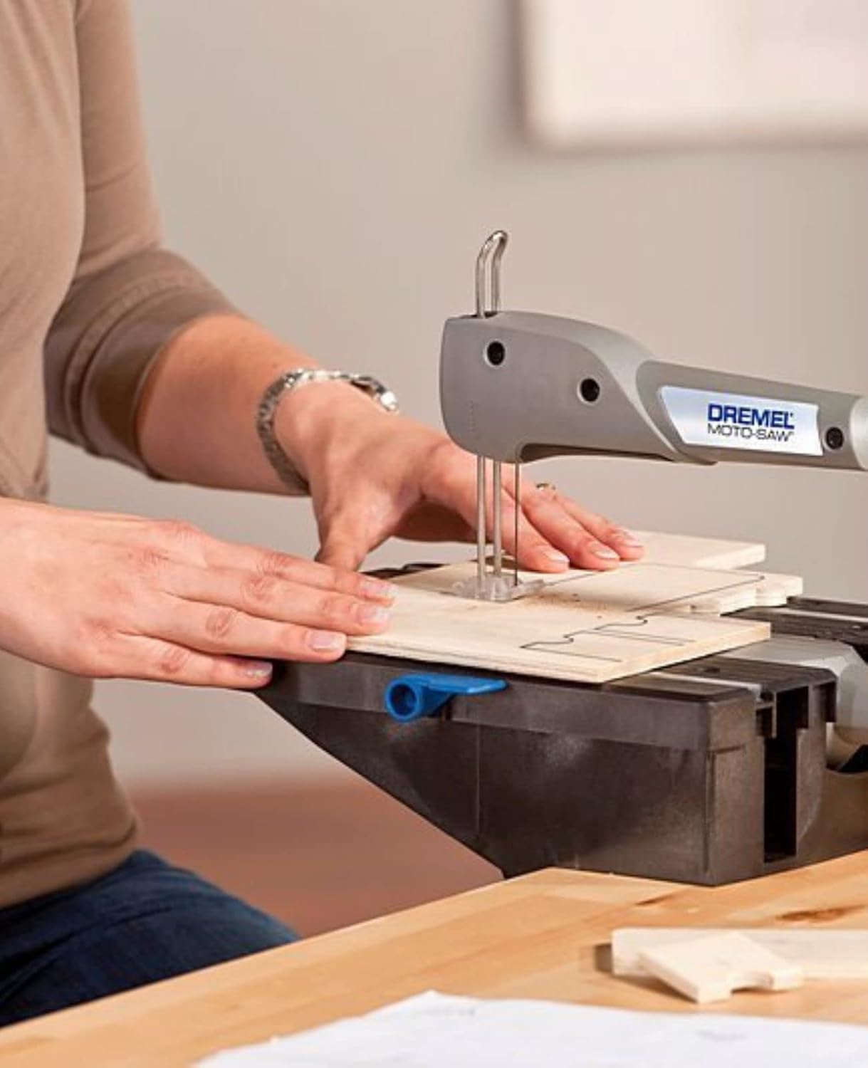 Thumbnail 1 de Dremel MS20 Moto-Saw : scie à chantourner compacte 2 en 1 avec table intégrée et rails de guidage