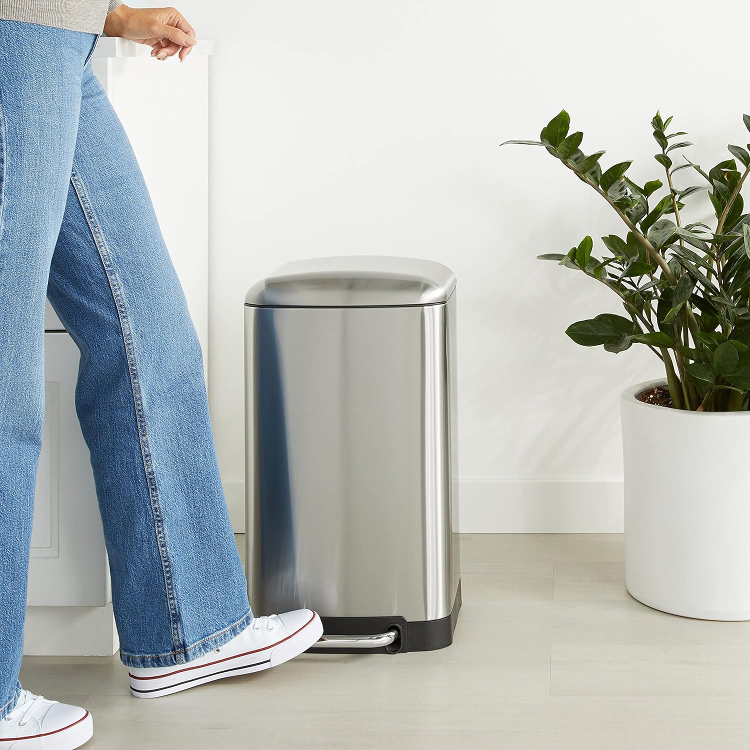 Detalle de Amazon Basics kosz na śmieci 20 l ze stali nierdzewnej, z pedałem i cichym zamykaniem